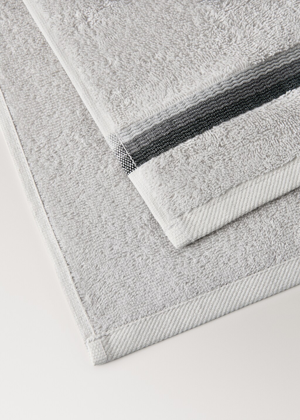 Washbasin towel with striped trim