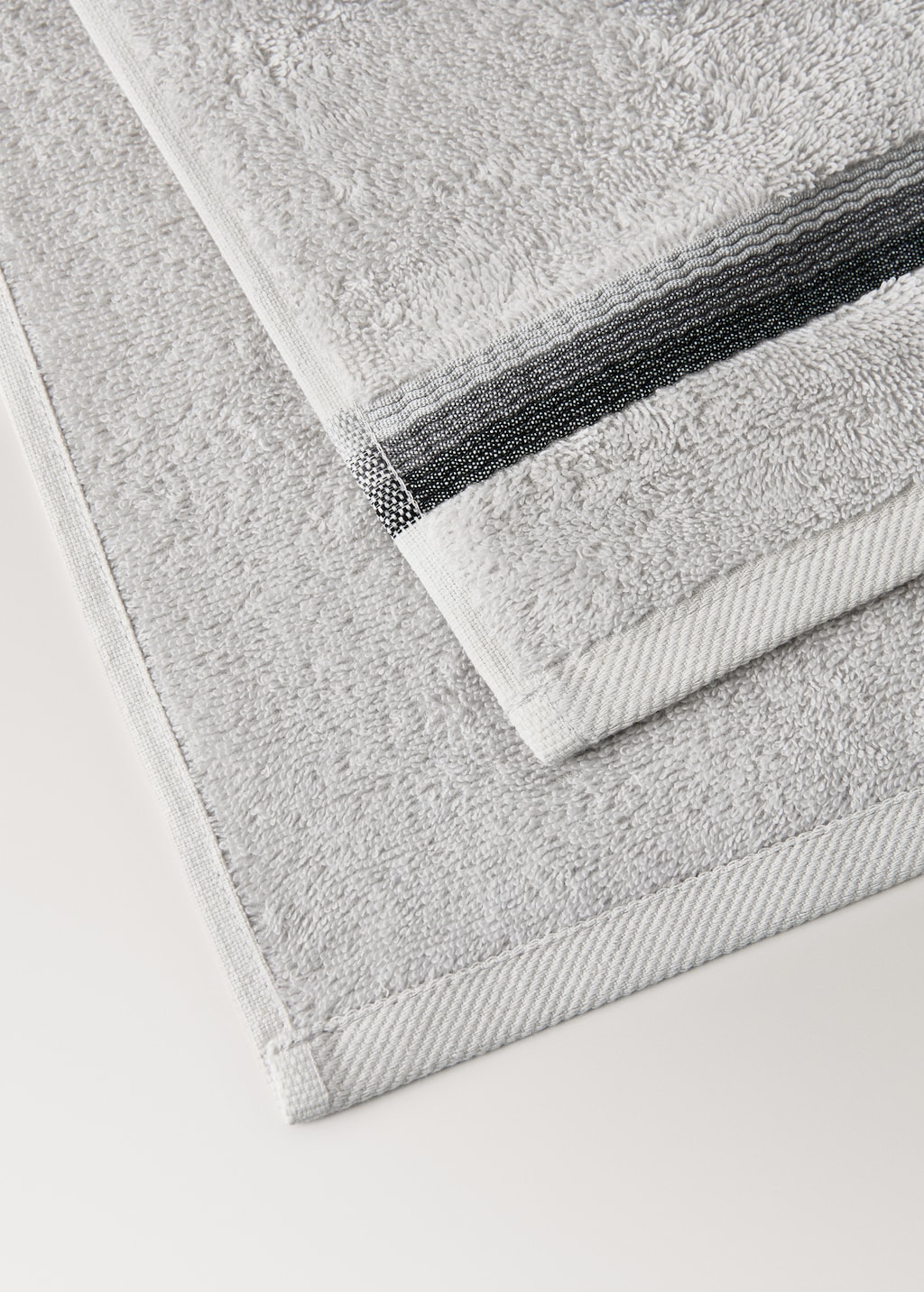 Washbasin towel with striped trim