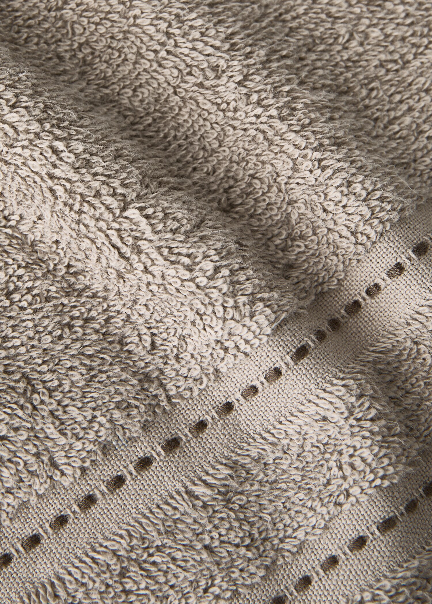 Cotton guest towel with embroidered dots - Details of the article 1