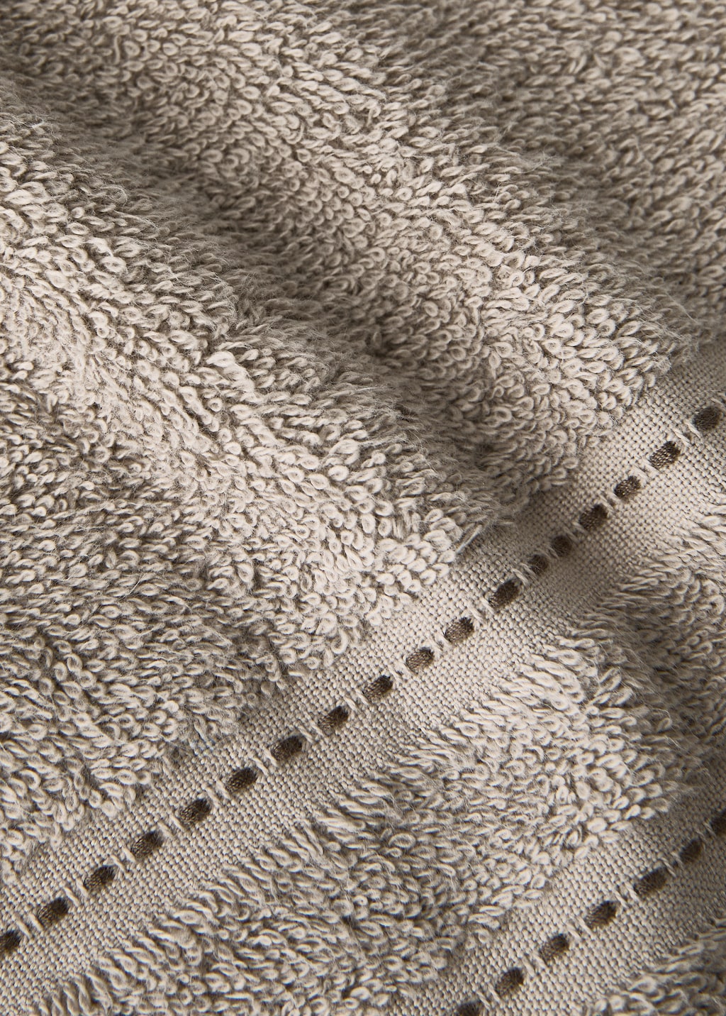 Cotton guest towel with embroidered dots