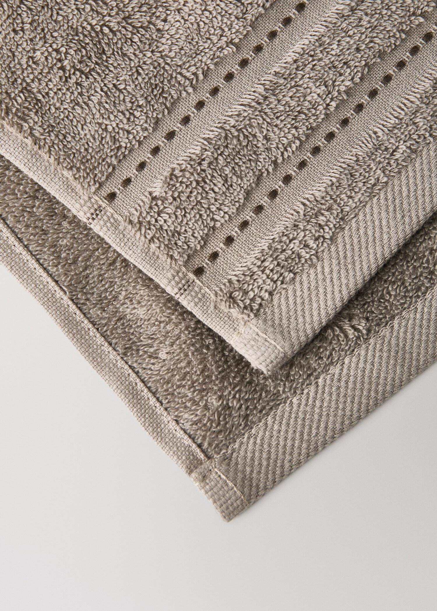 Cotton guest towel with embroidered dots - Details of the article 2