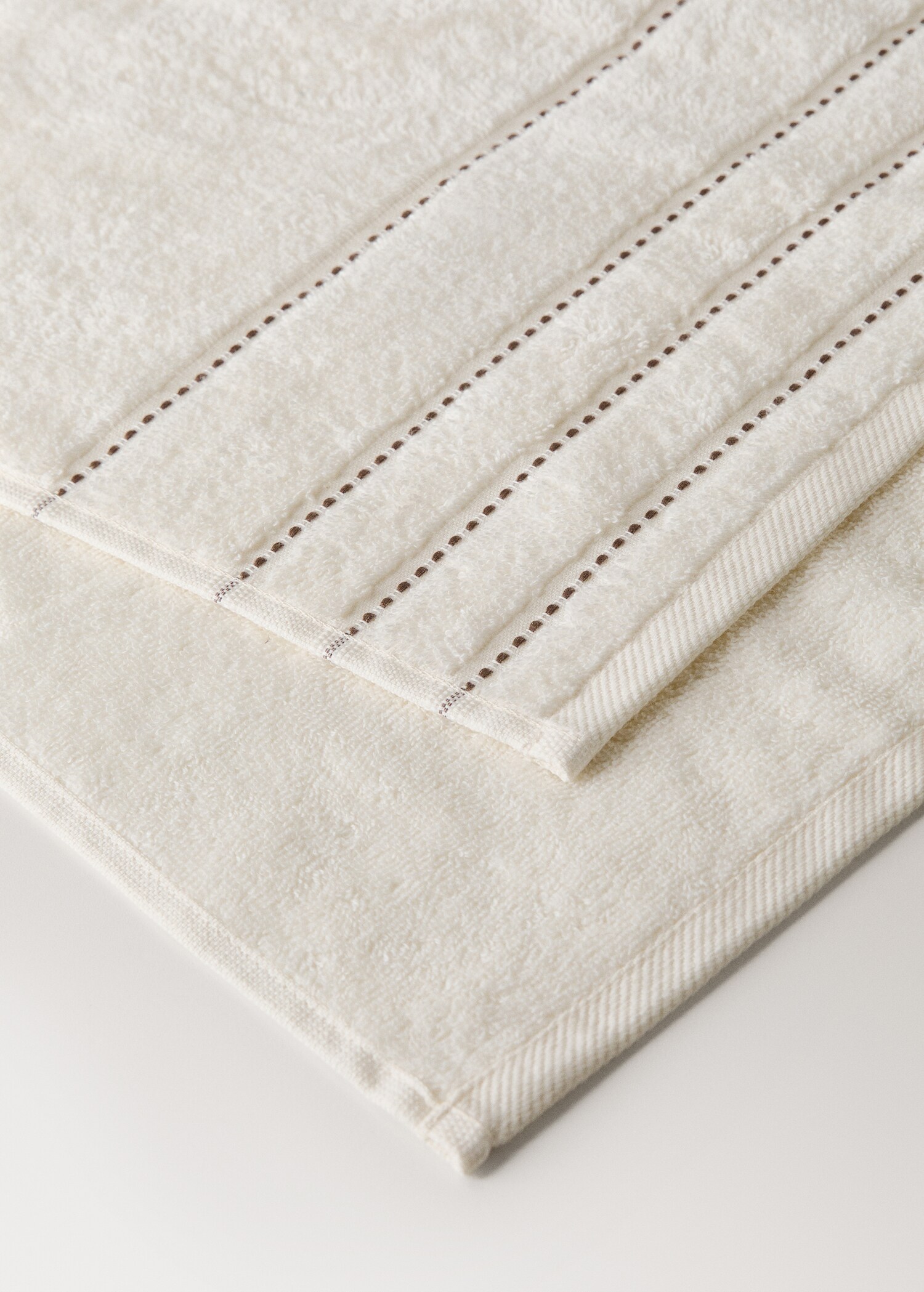 Cotton bath towel with embroidered dots - Details of the article 1