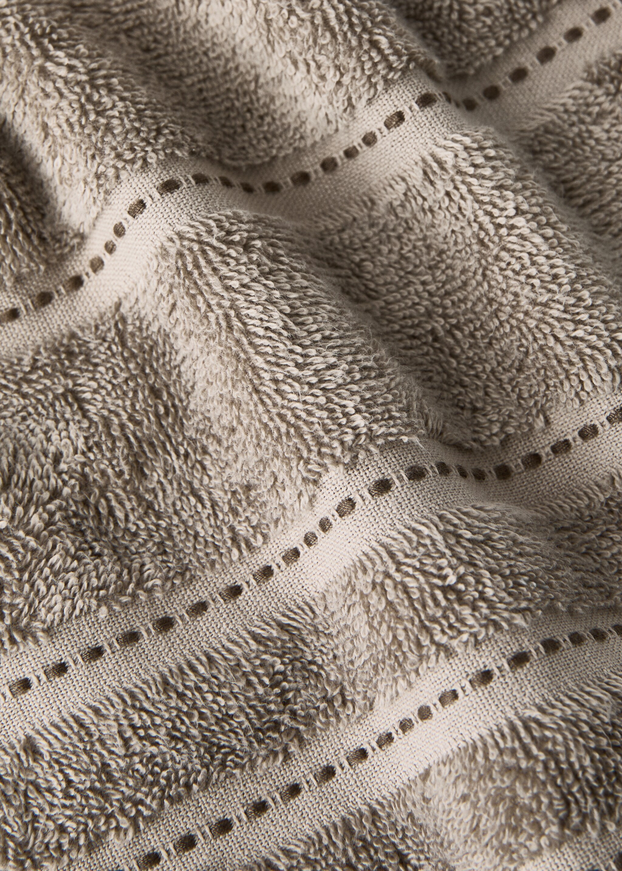 Drap de bain coton broderie points - Détail de l'article 1, Marron moyen. Ref: 17021607-00.