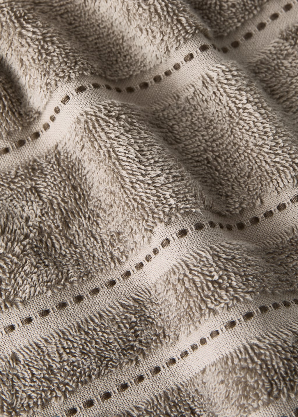 Cotton bath towel with embroidered dots