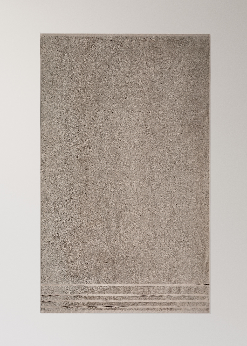 Cotton bath towel with embroidered dots