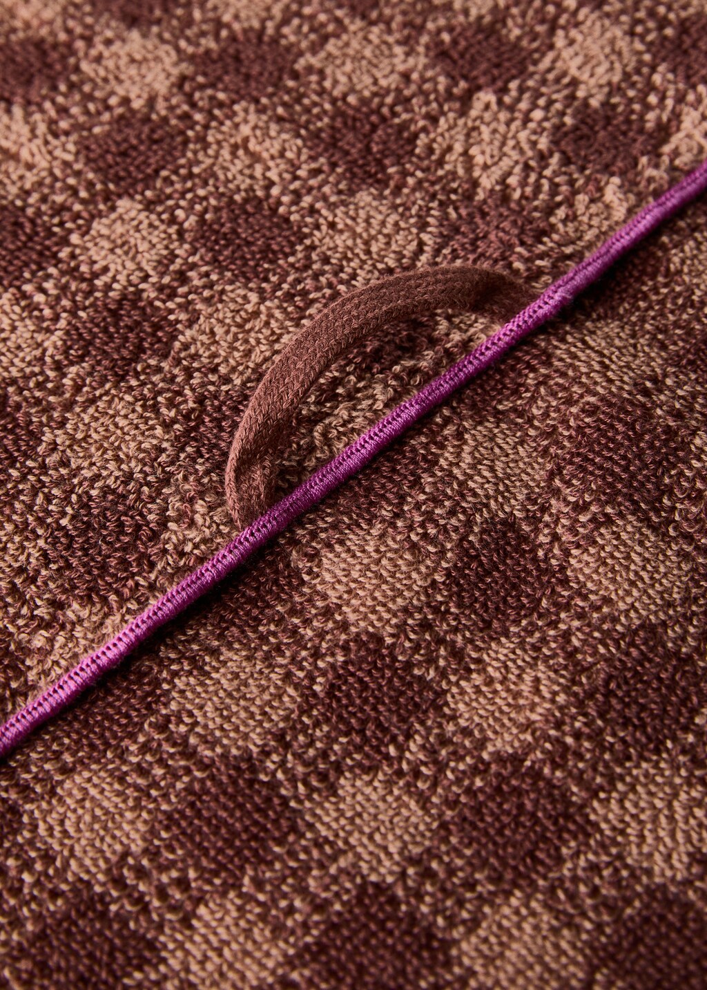 Cotton check-print guest towel with overlock stitching