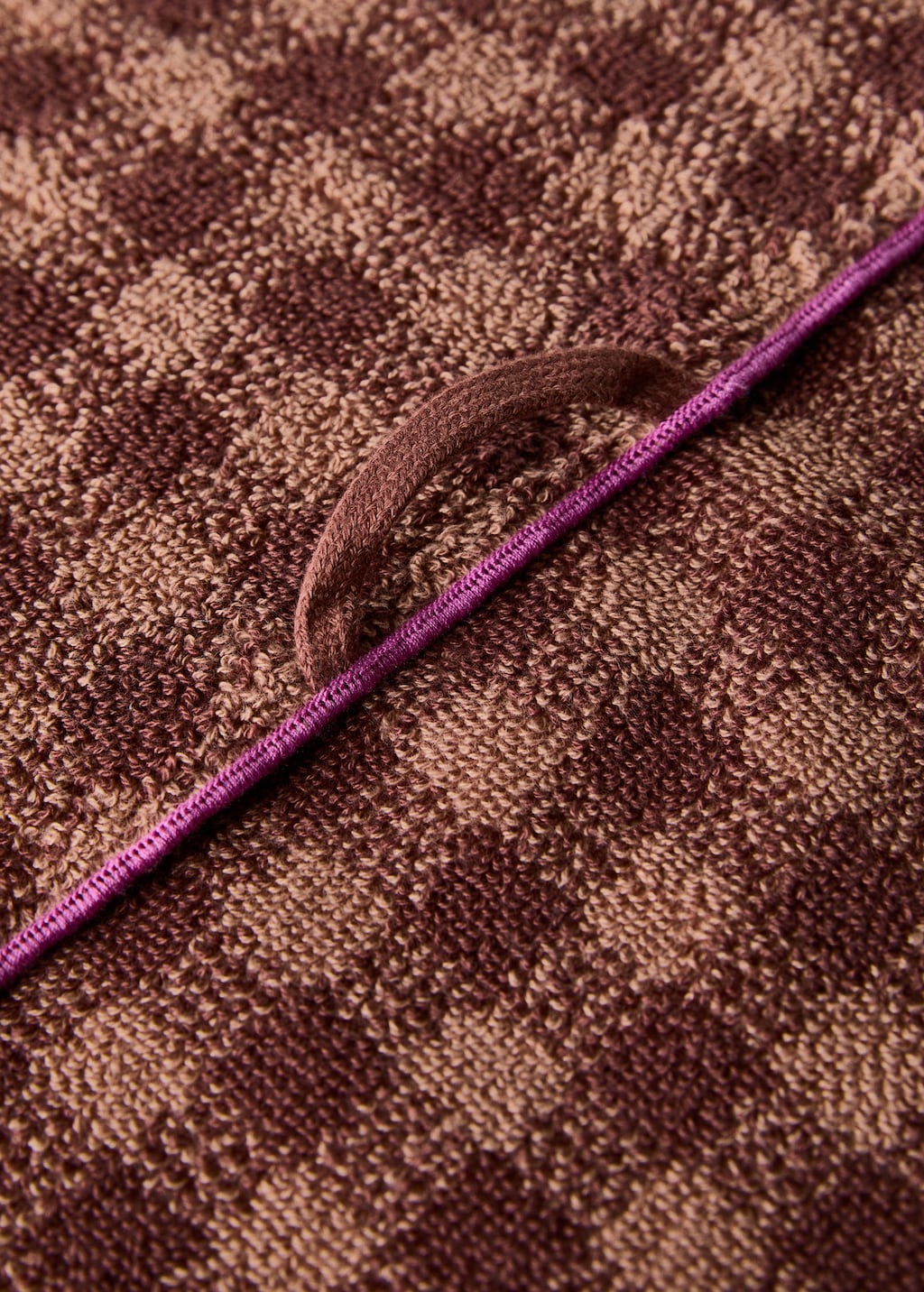 Cotton check-print guest towel with overlock stitching