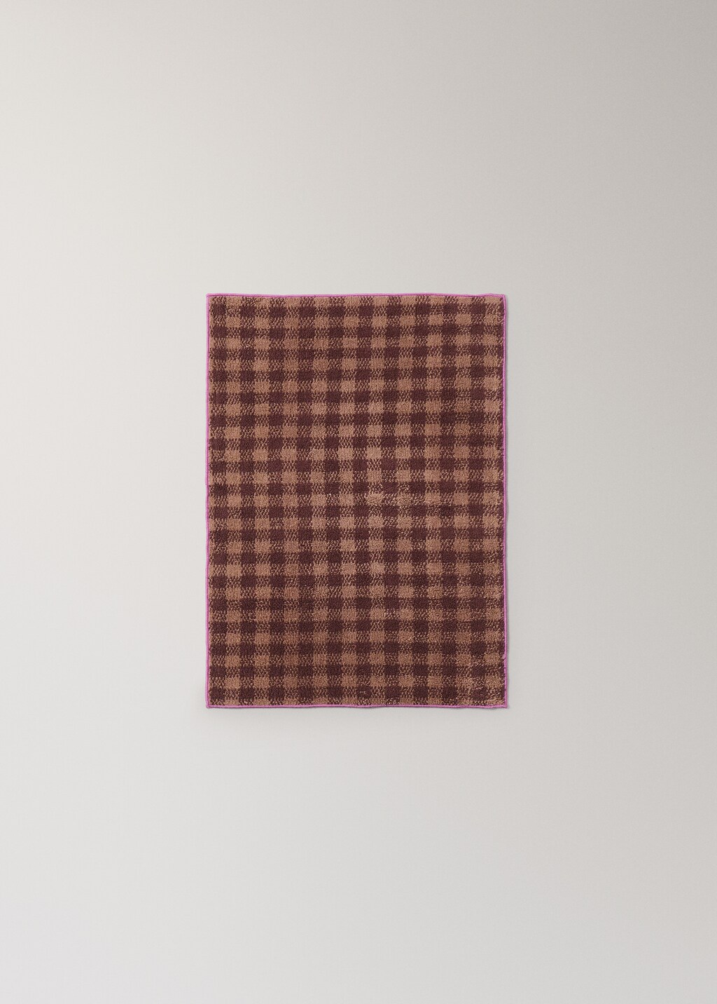 Cotton check-print guest towel with overlock stitching