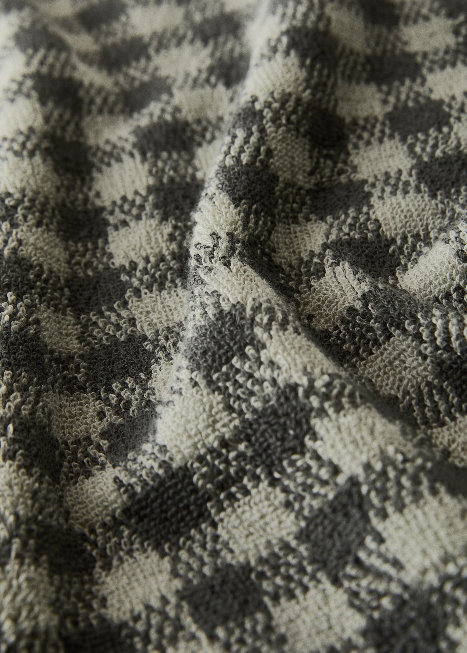 Cotton check-print guest towel with overlock stitching - Details of the article 2