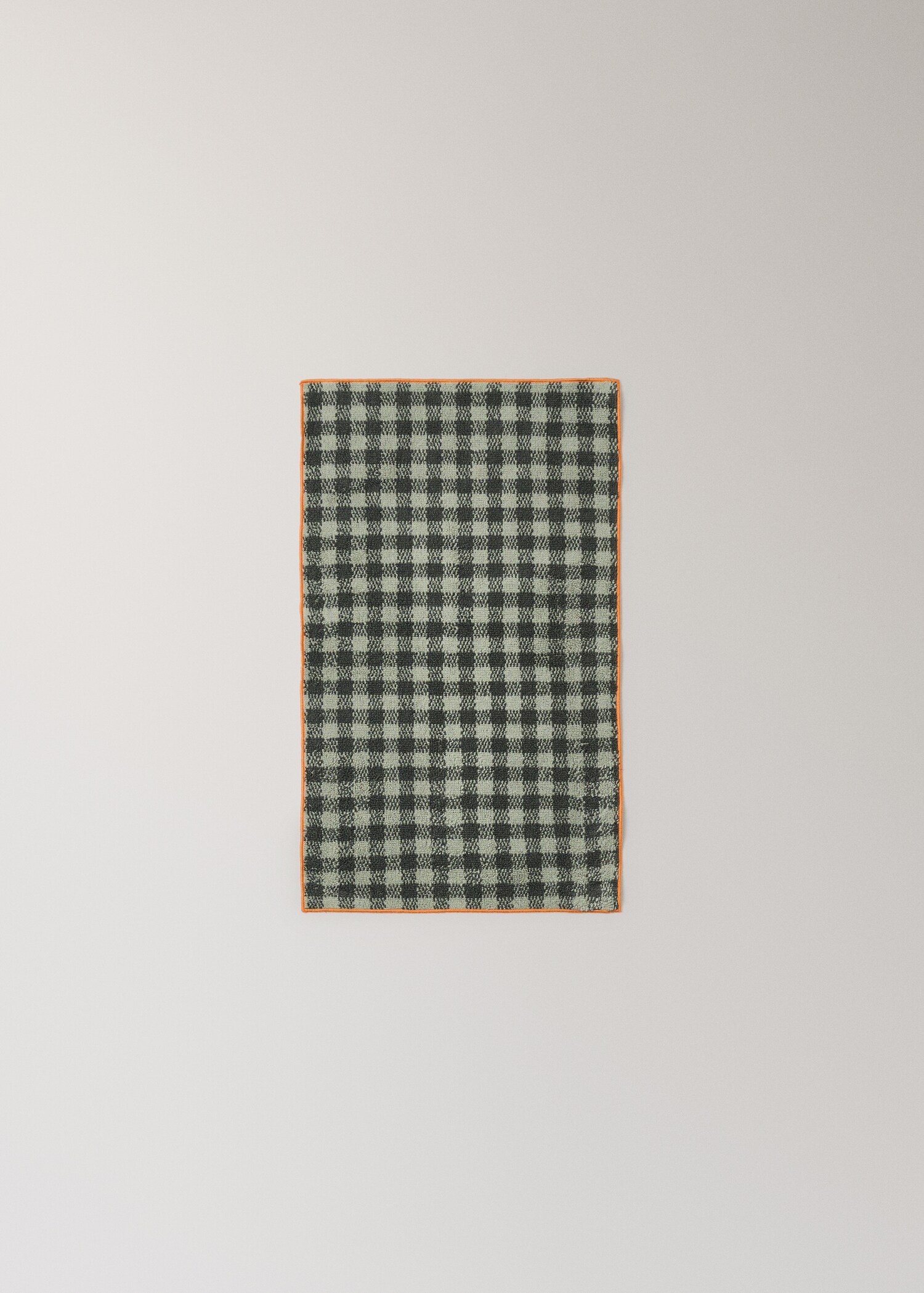 Cotton check-print guest towel with overlock stitching - Details of the article 4