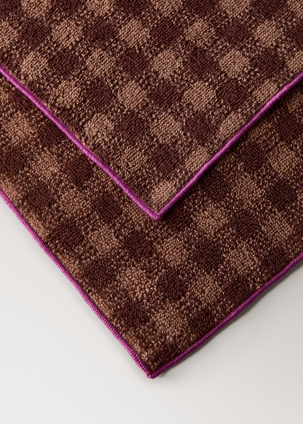 Cotton check-print washbasin towel with overlock stitching