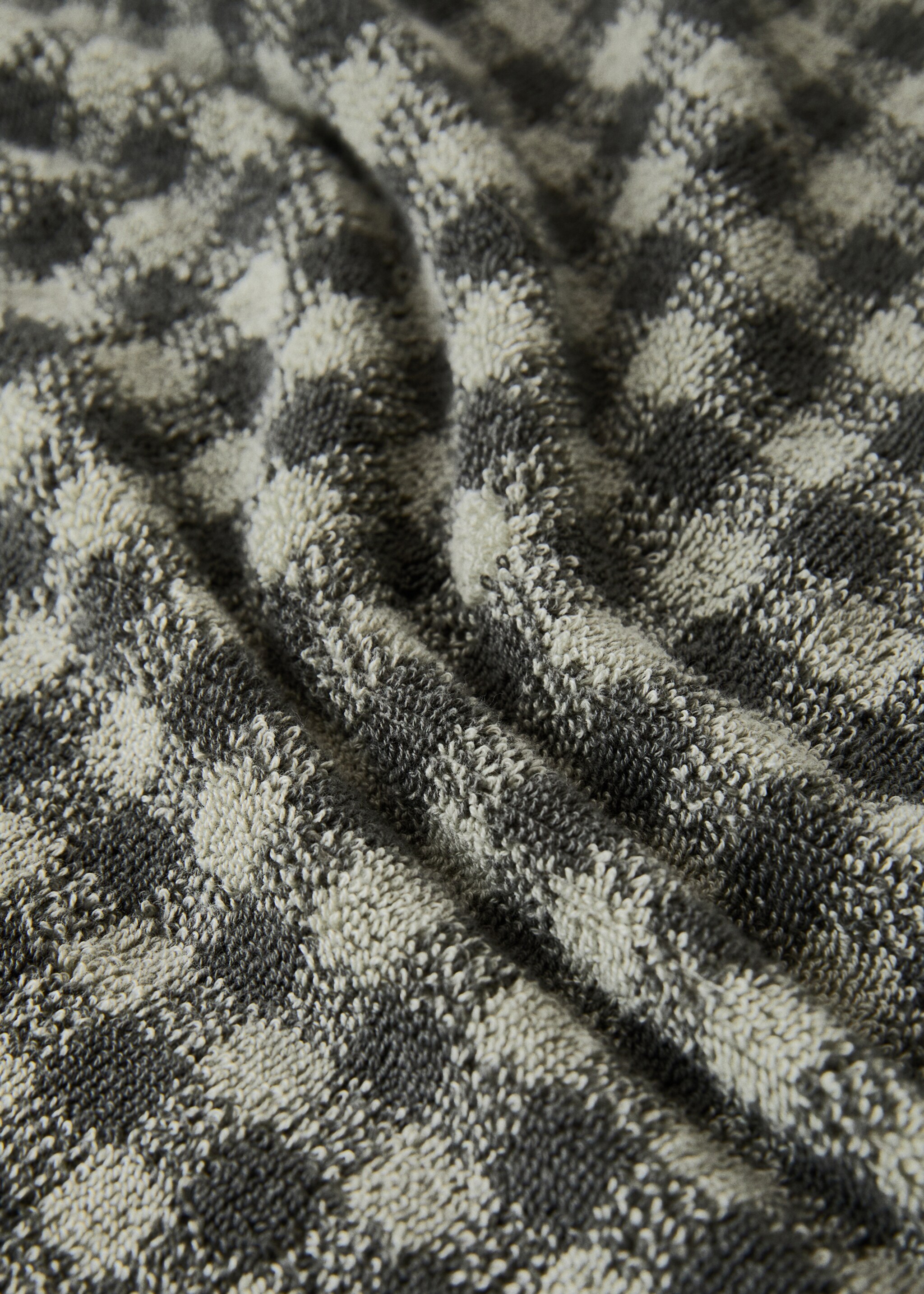 Cotton check-print washbasin towel with overlock stitching - Details of the article 2, Green. Ref: 17021615-00.