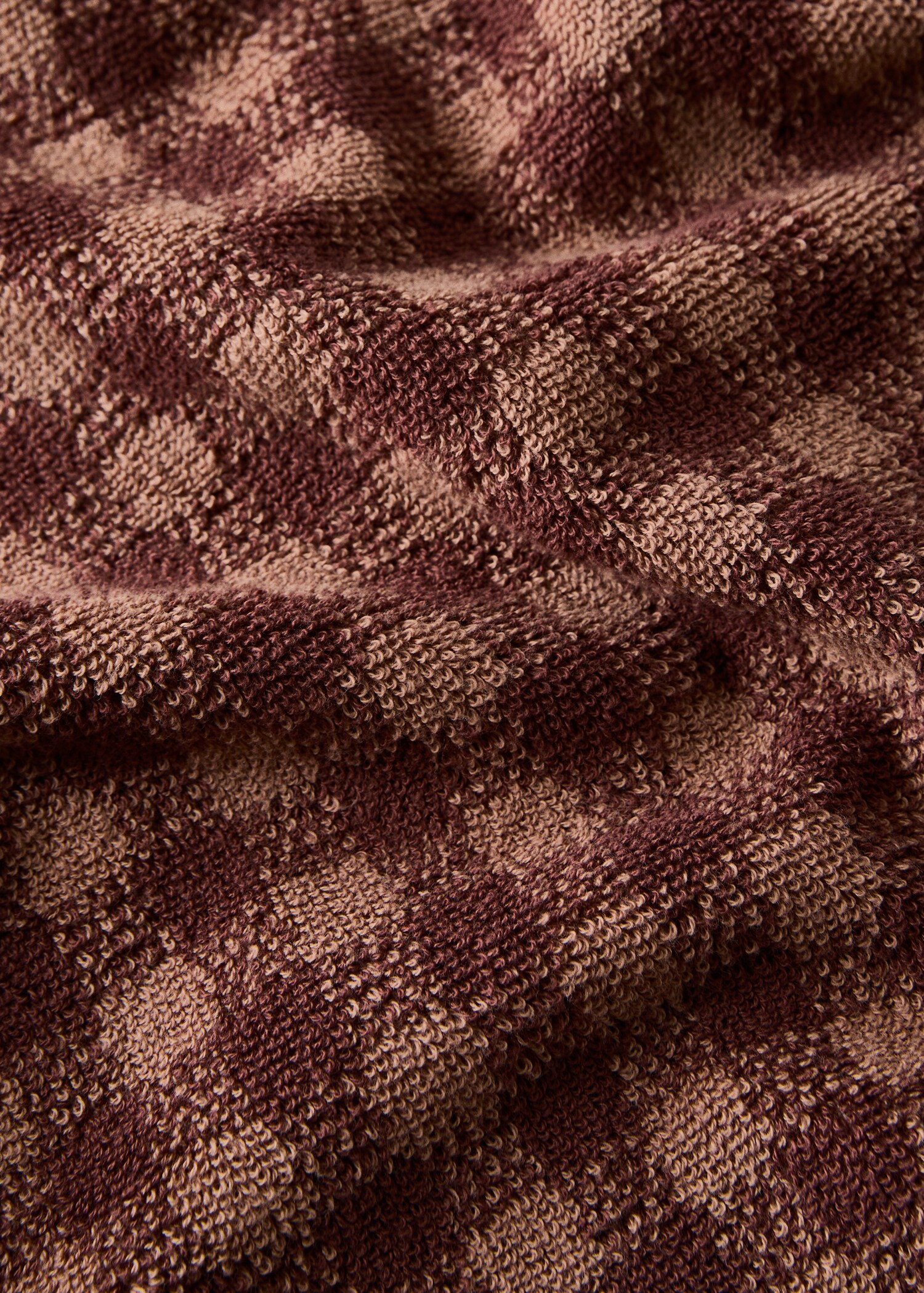Cotton check-print bath towel with overlock stitching - Details of the article 1