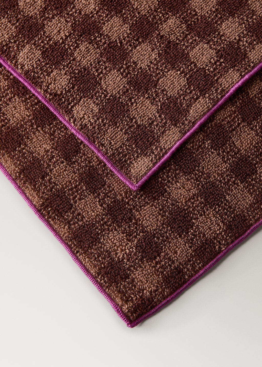 Cotton check-print bath towel with overlock stitching