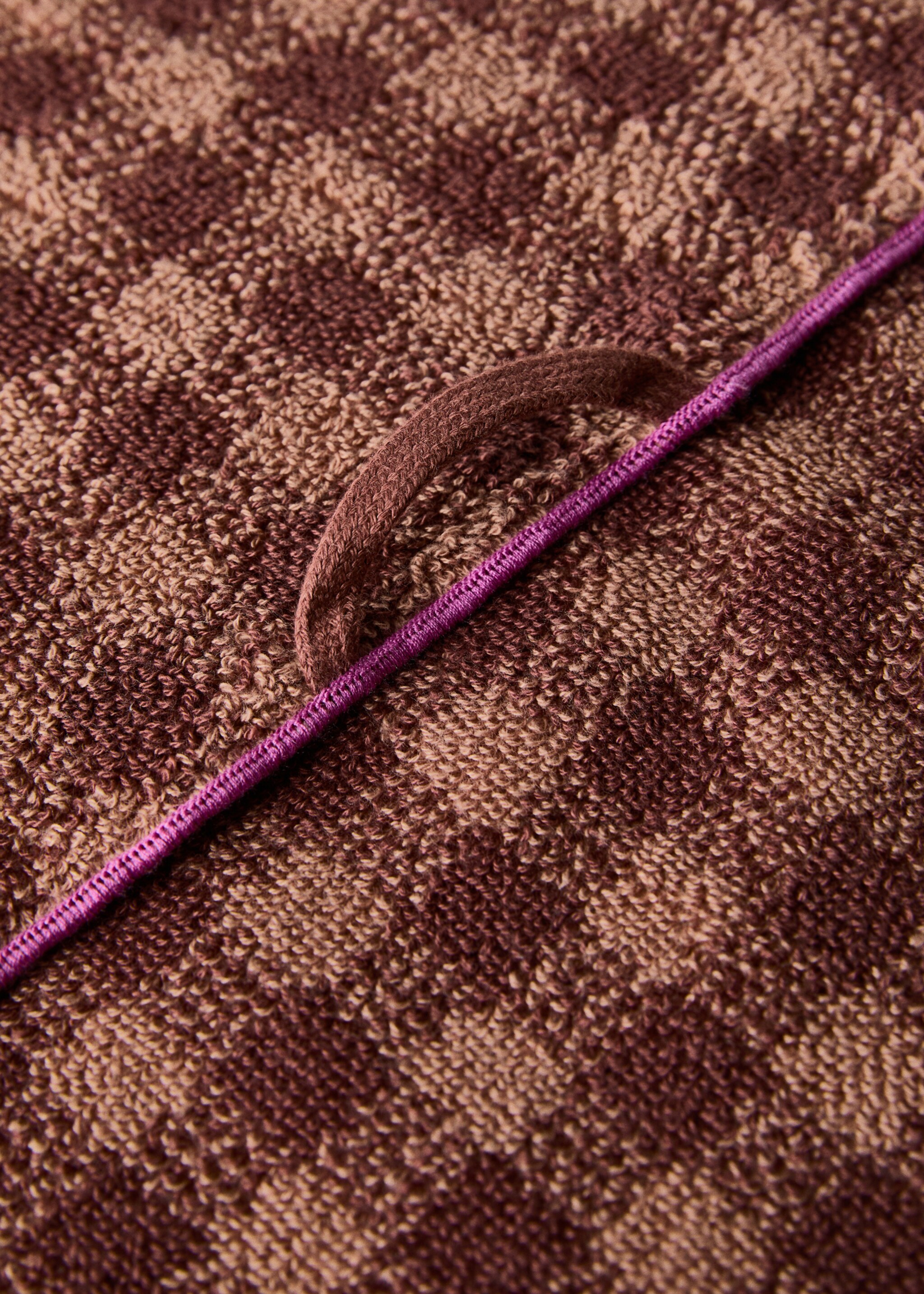 Cotton check-print bath towel with overlock stitching - Details of the article 3, Burnt Orange. Ref: 17021616-00.