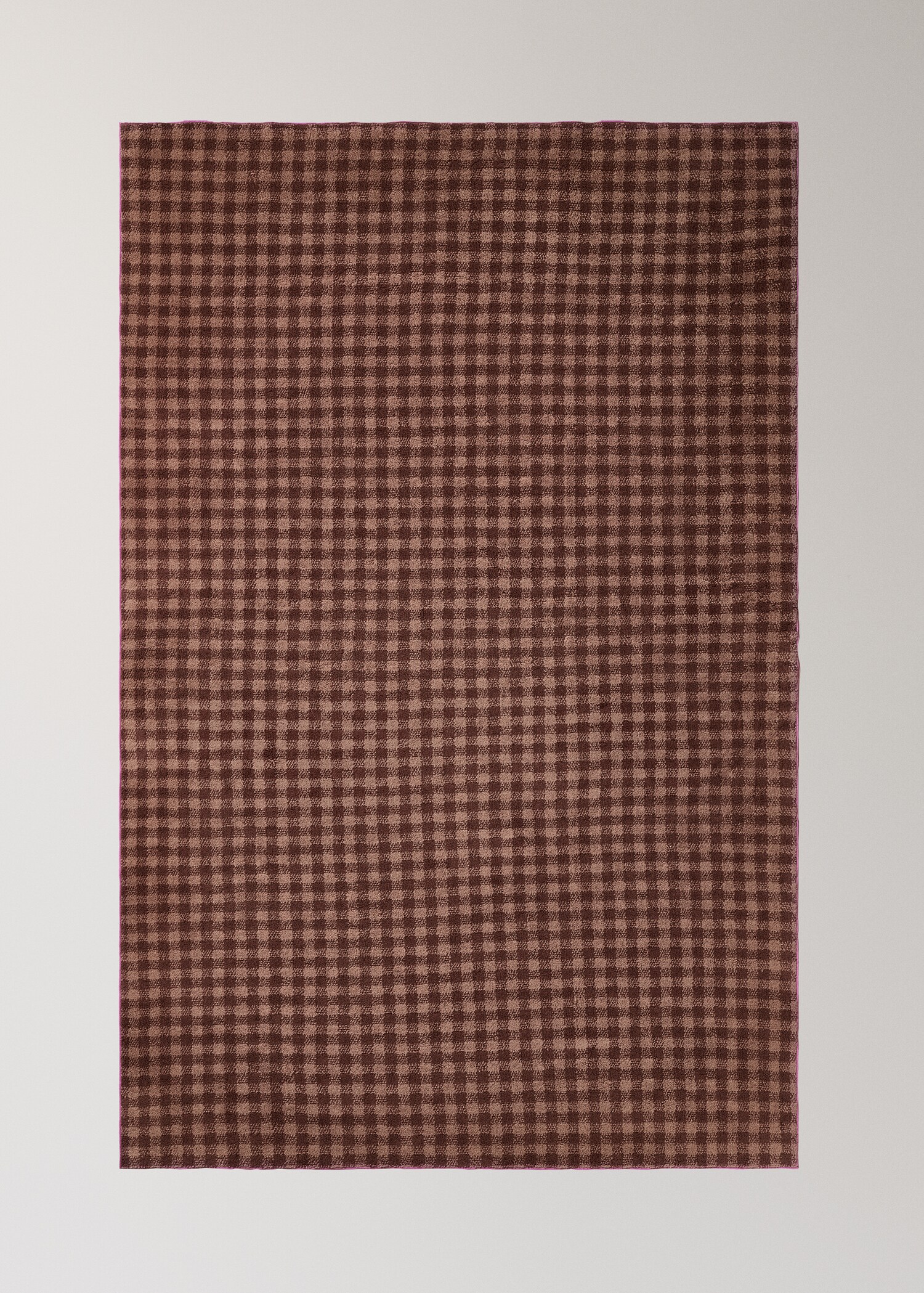 Cotton check-print bath towel with overlock stitching - Details of the article 4