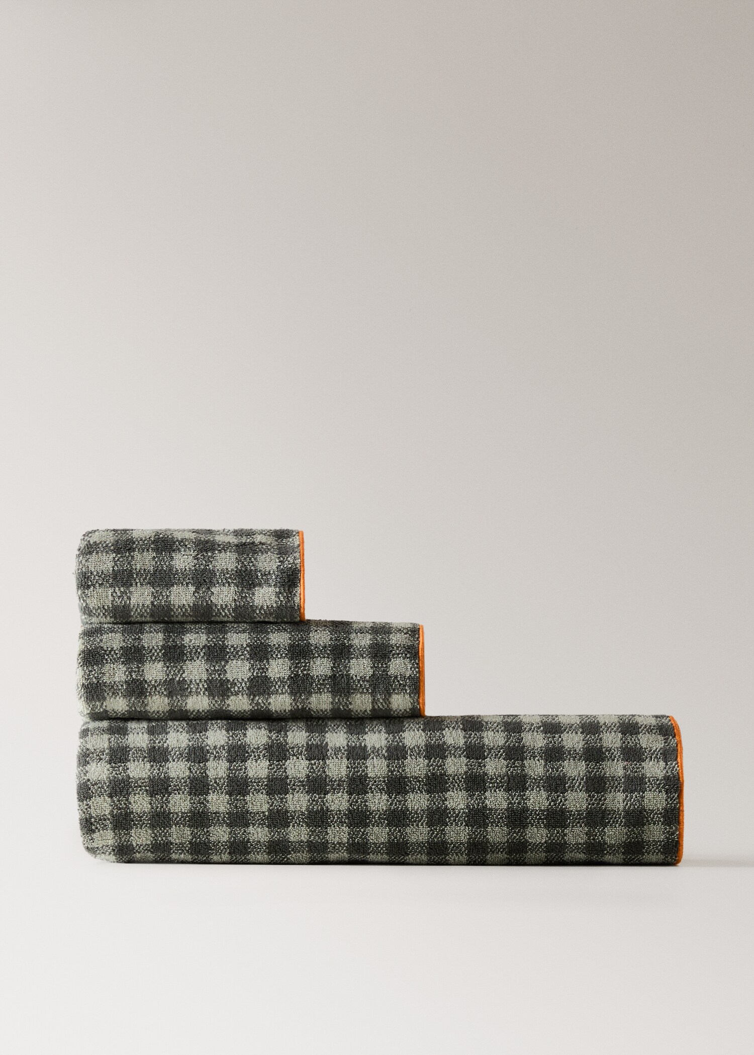 Cotton check-print bath towel with overlock stitching - Article without model