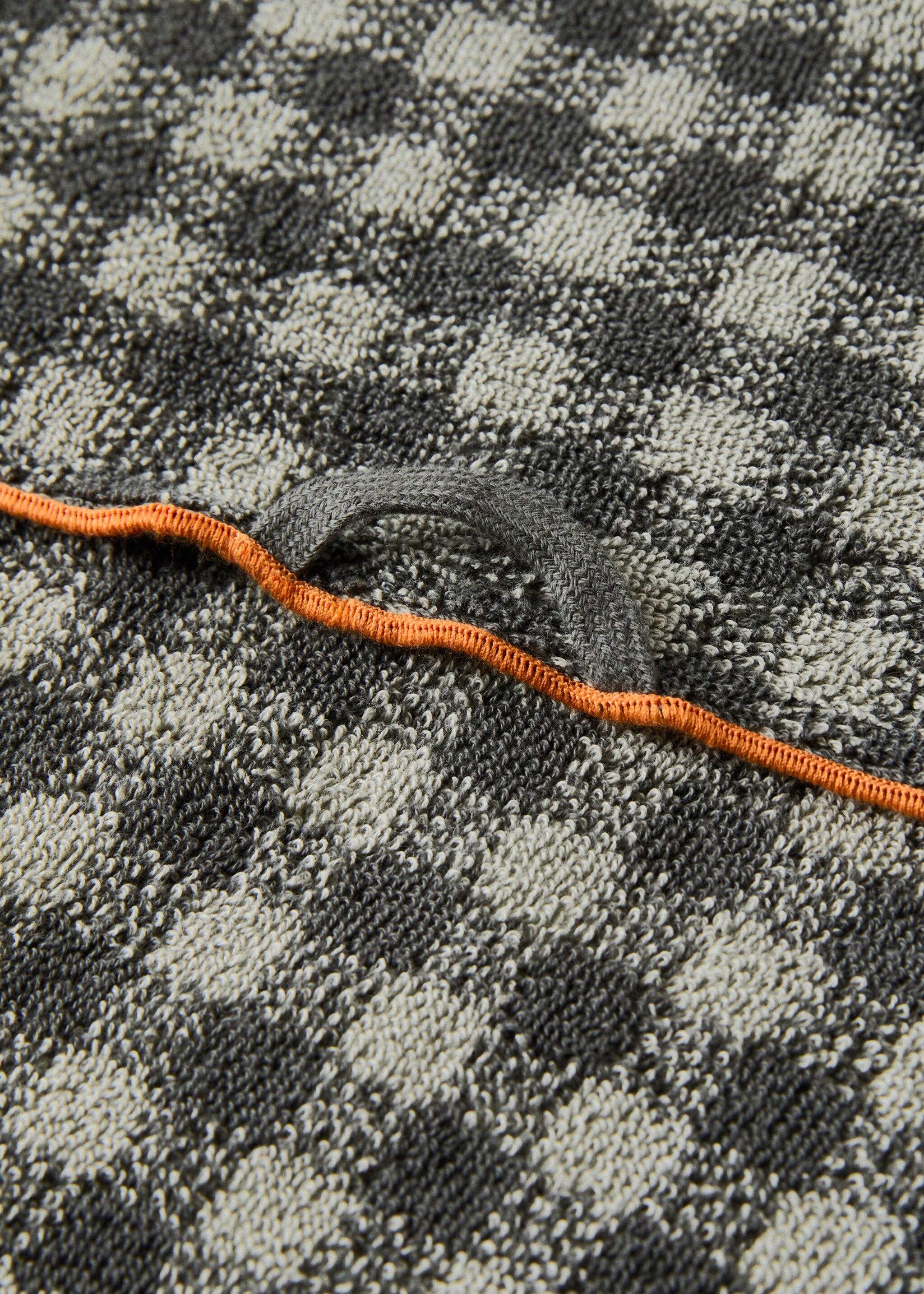 Geruite katoenen badhanddoek met overlock - Detail van het artikel 3, Groen. Ref: 17021616-00.