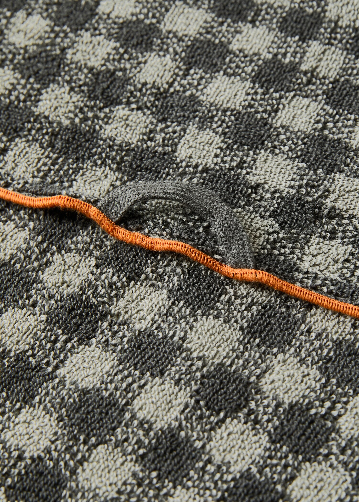 Cotton check-print bath towel with overlock stitching - Details of the article 3