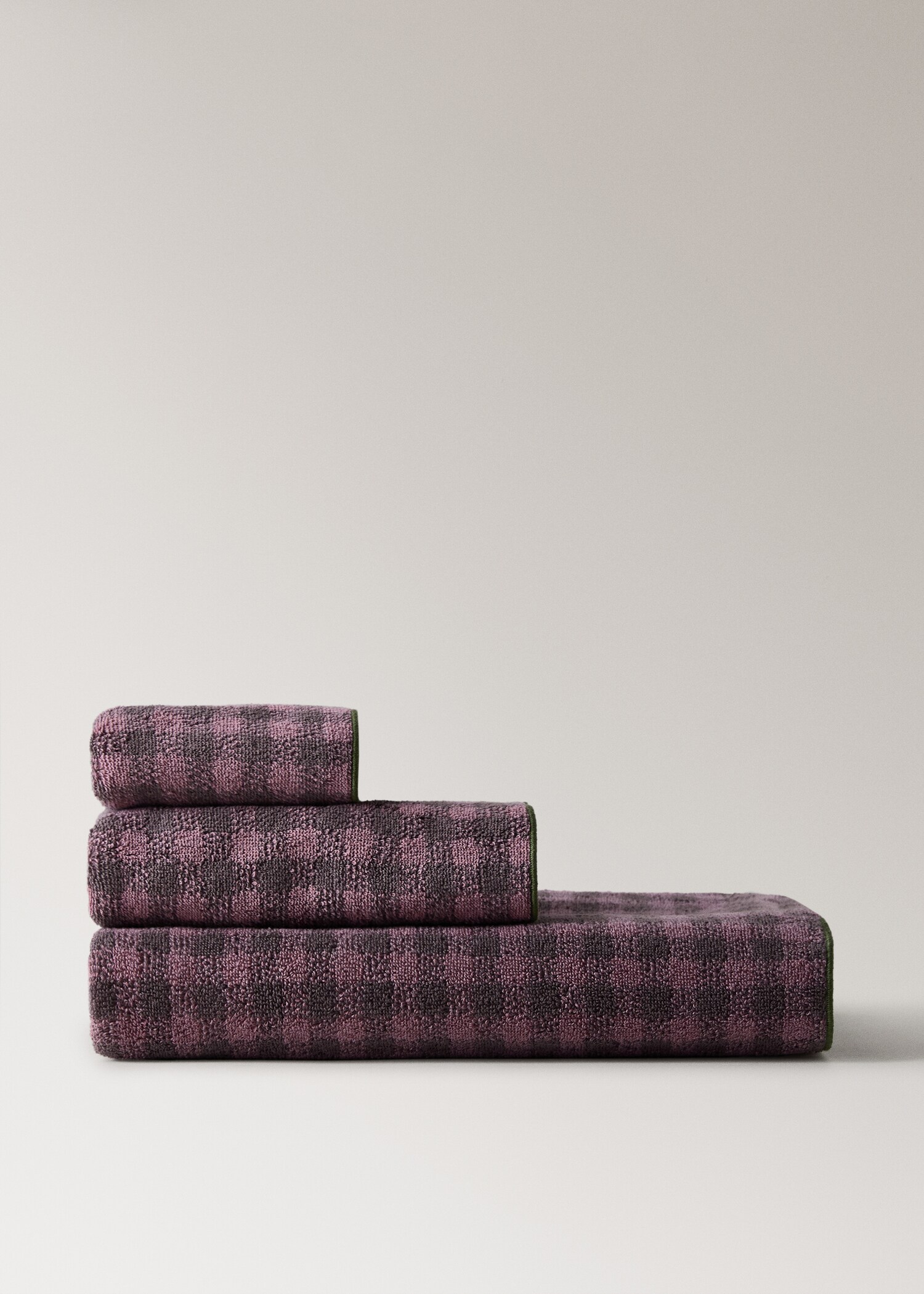 Cotton check-print bath towel with overlock stitching - Article without model