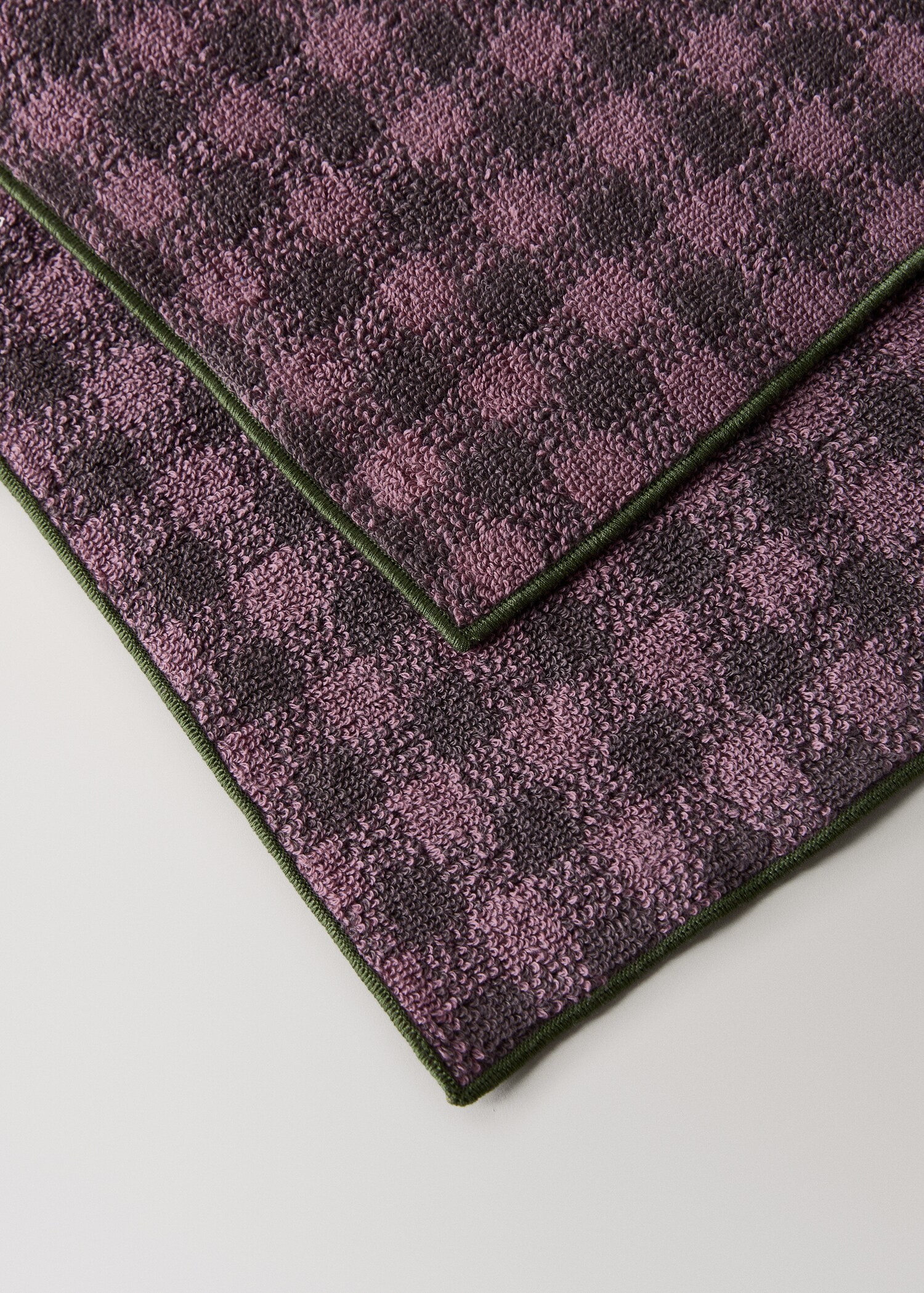 Cotton check-print bath towel with overlock stitching - Details of the article 2