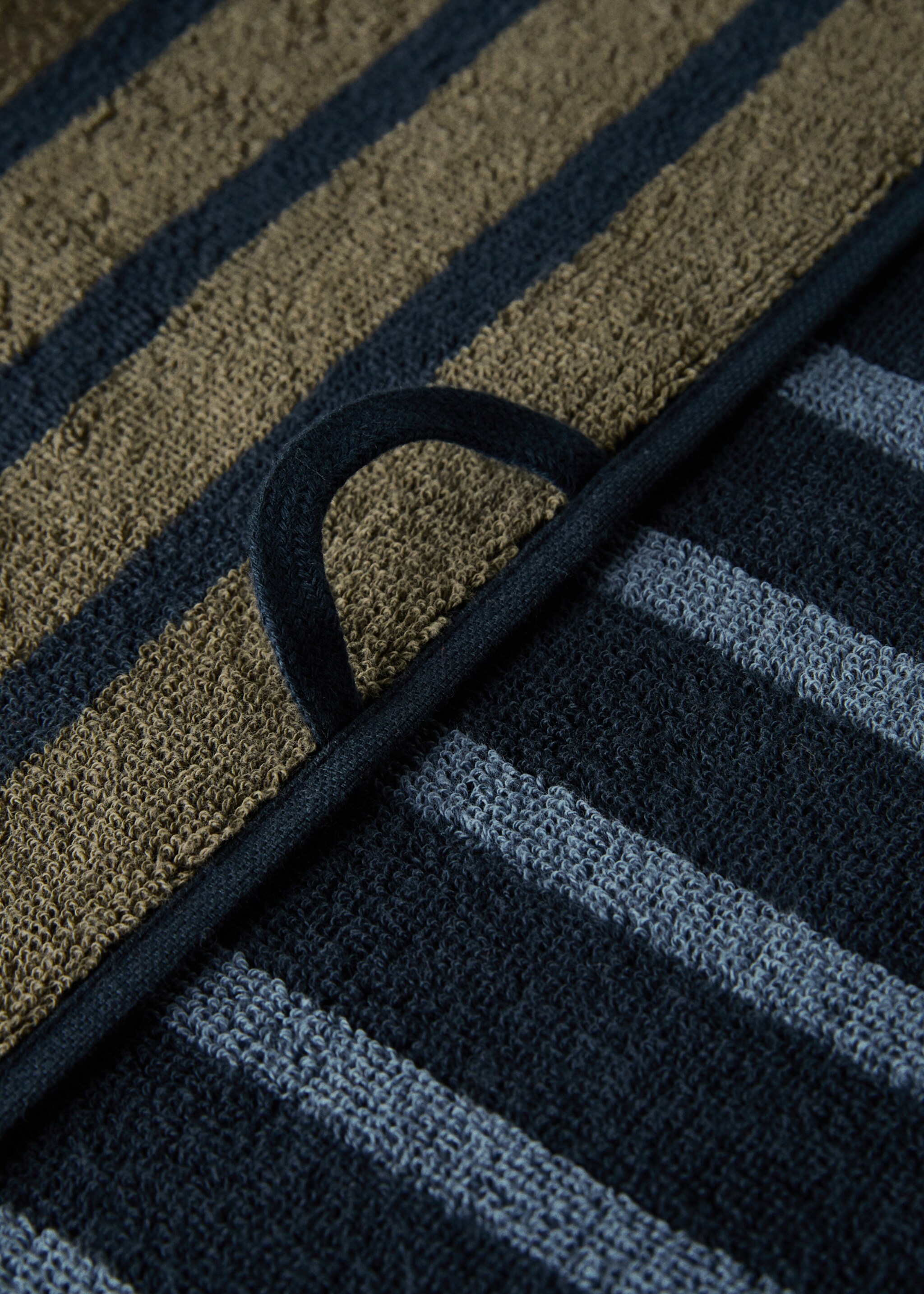 Cotton guest towel with two-tone stripes - Details of the article 3, Navy. Ref: 17021617-00.