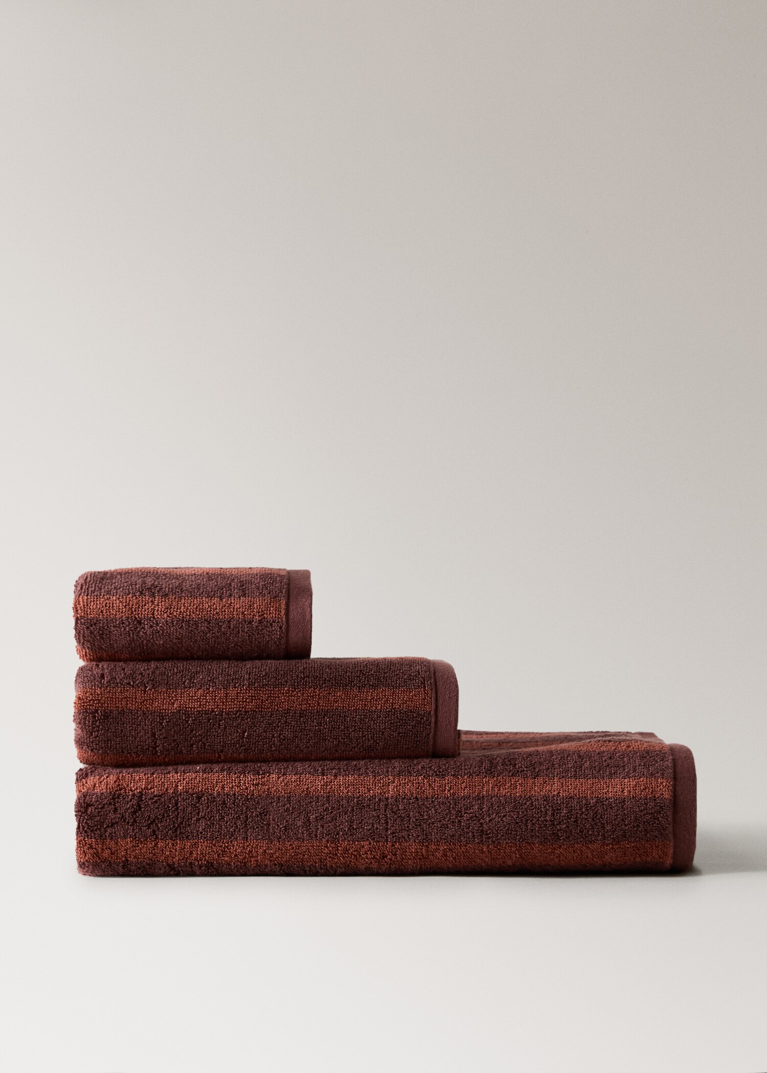 Cotton washbasin towel with two-tone stripes - Article without model