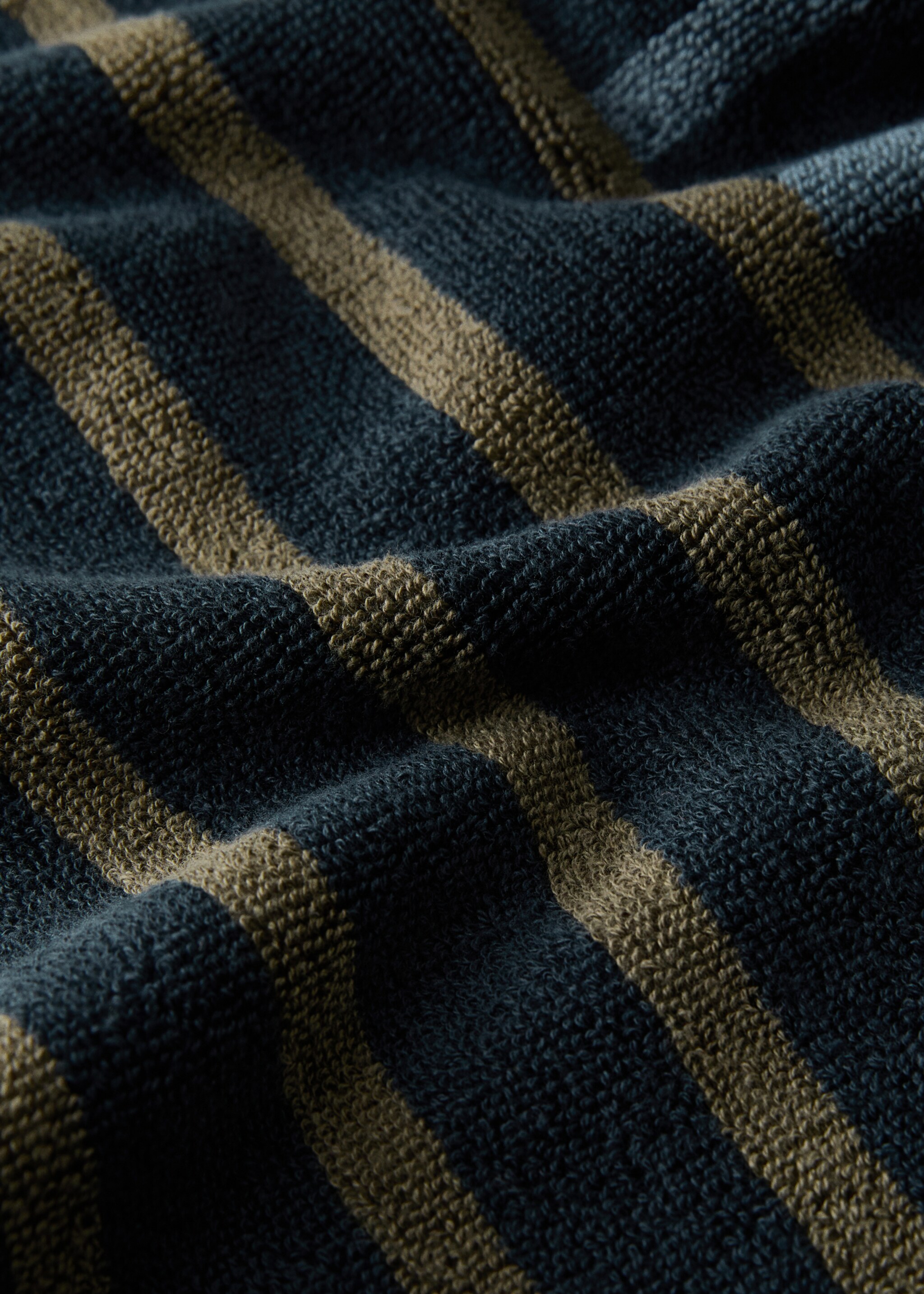 Cotton washbasin towel with two-tone stripes - Details of the article 1, Navy. Ref: 17021618-00.