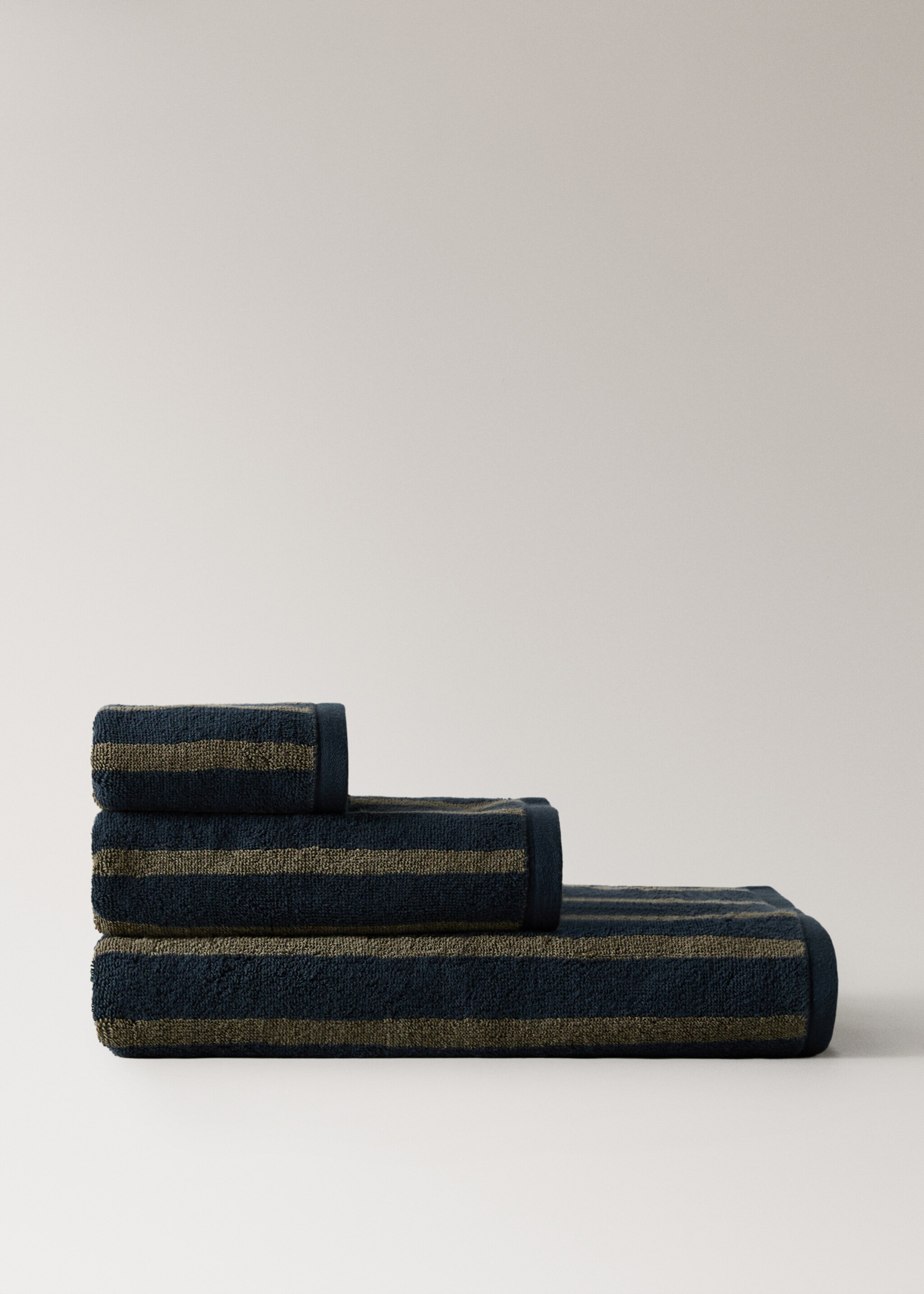 Serviette de bain en coton rayée bicolore - Article sans modèle, Bleu marine. Ref: 17021619-00.