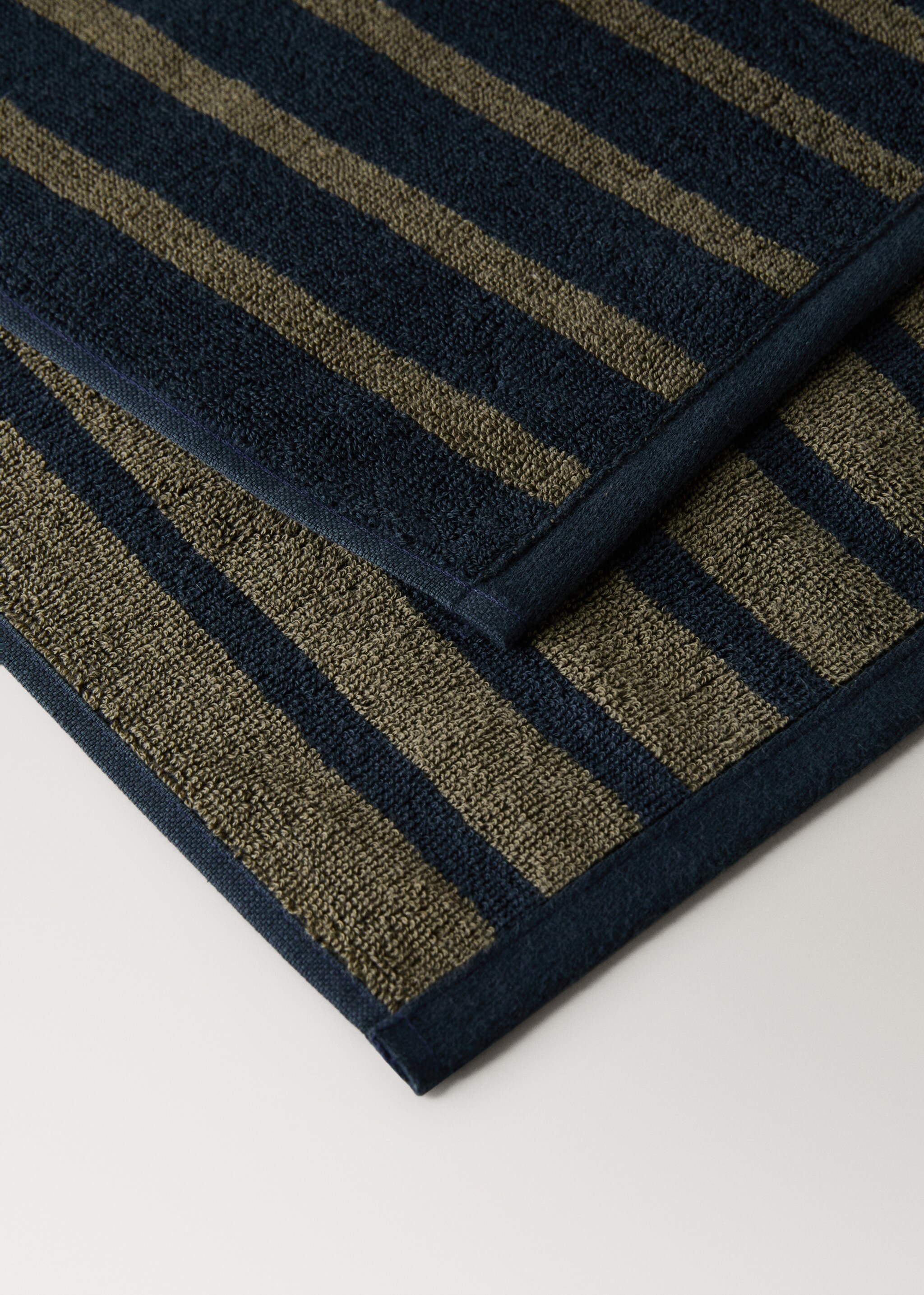Serviette de bain en coton rayée bicolore - Détail de l'article 2, Bleu marine. Ref: 17021619-00.