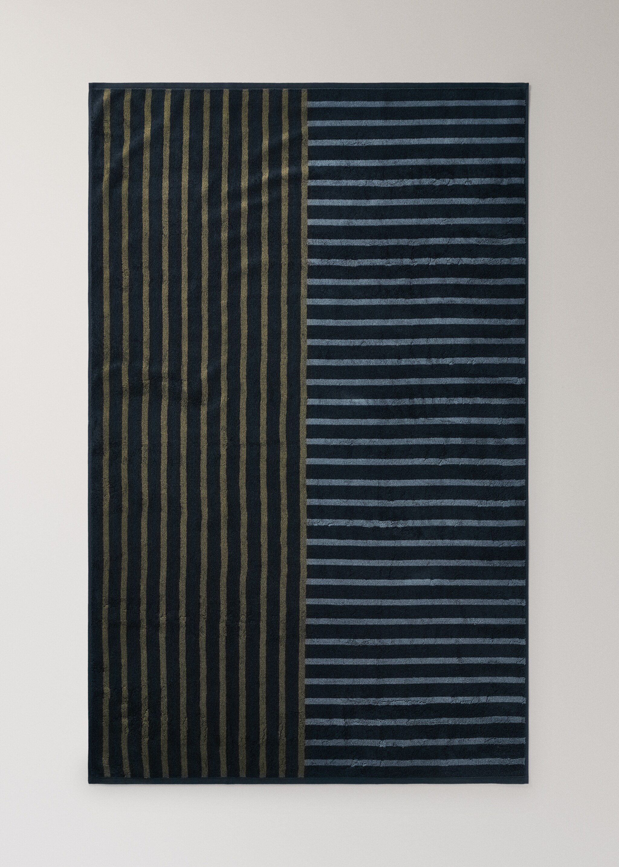 Serviette de bain en coton rayée bicolore - Détail de l'article 4, Bleu marine. Ref: 17021619-00.