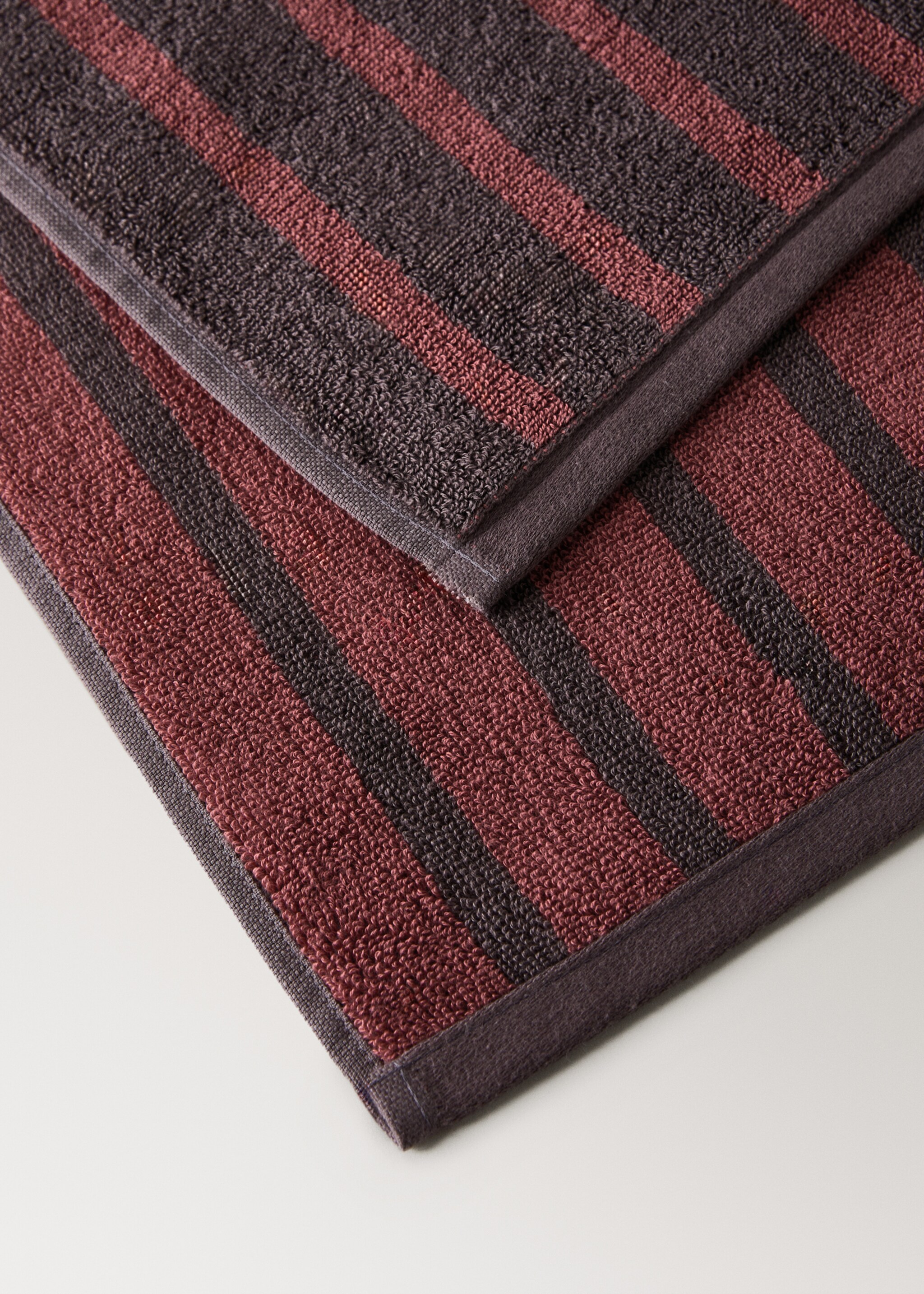 Cotton bath towel with two-tone stripes - Details of the article 2, Purple. Ref: 17021619-00.