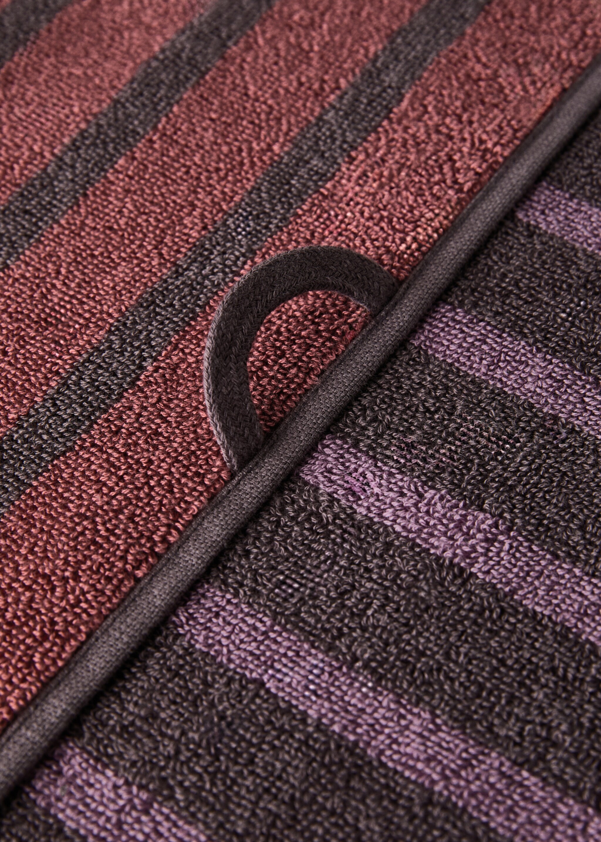 Cotton bath towel with two-tone stripes - Details of the article 3, Purple. Ref: 17021619-00.