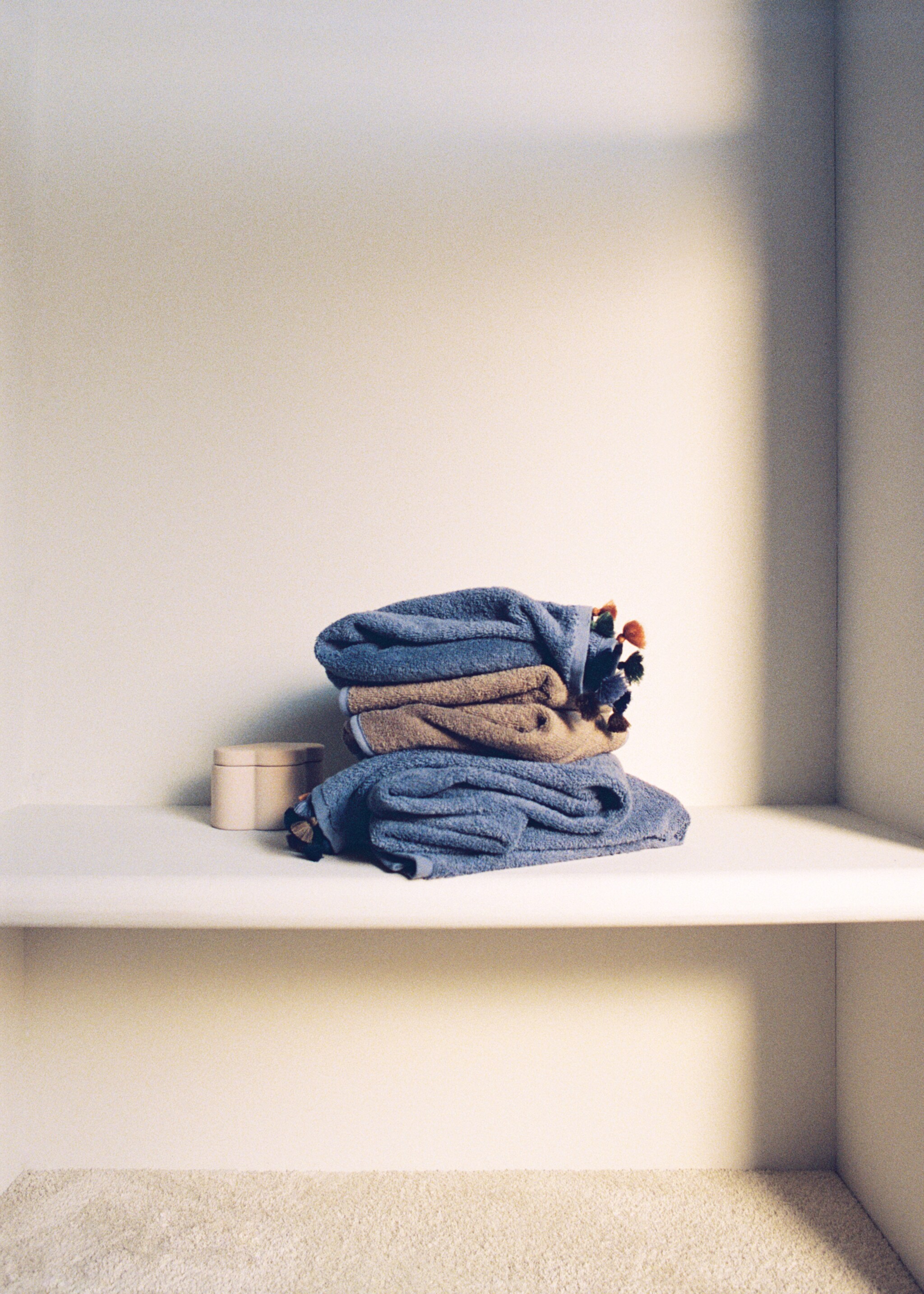 Cotton children's multi-coloured hand towel with pompoms - Details of the article 5, Ink Blue. Ref: 17021628-00.