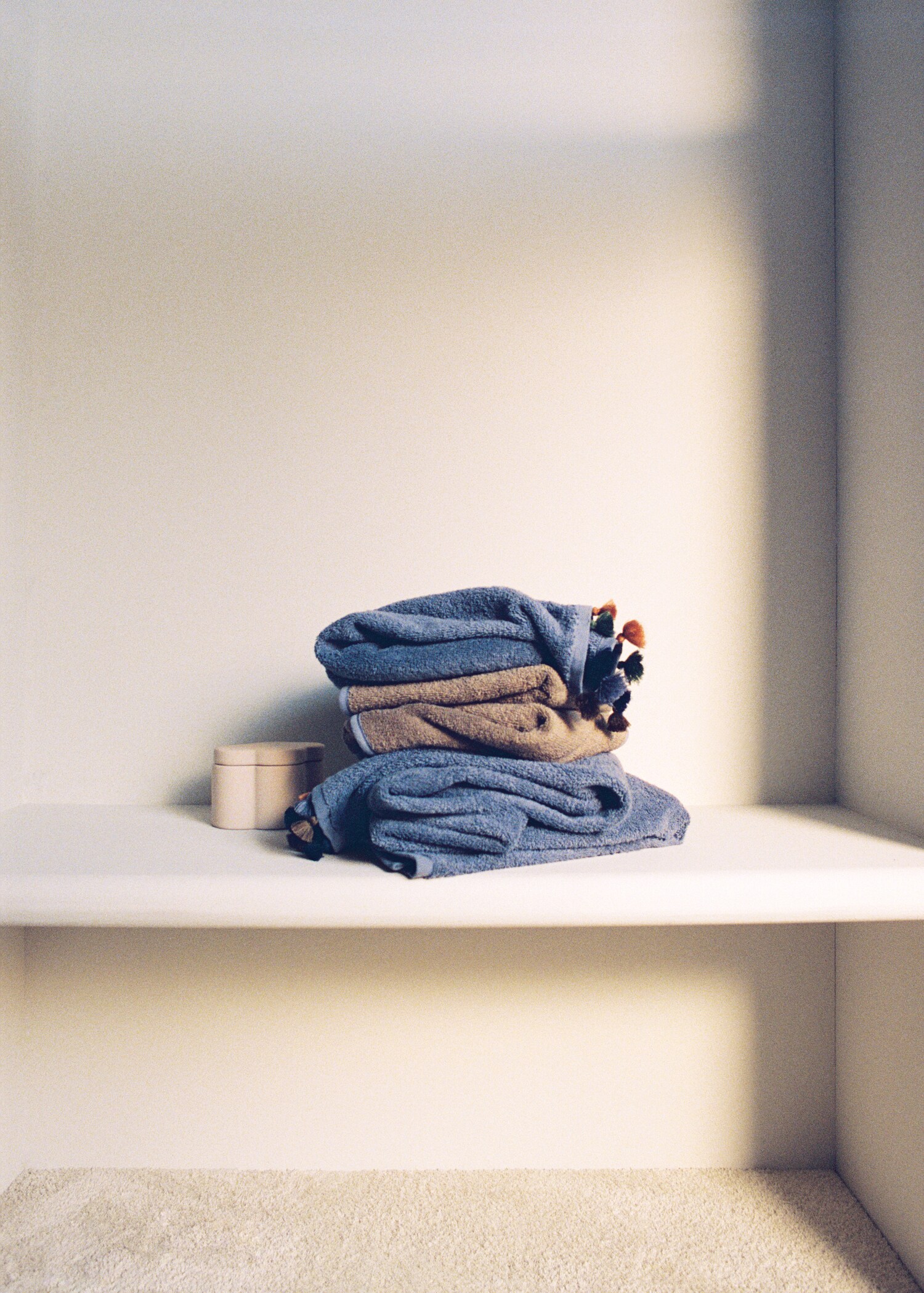 Cotton children's multi-coloured hand towel with pompoms - Details of the article 5