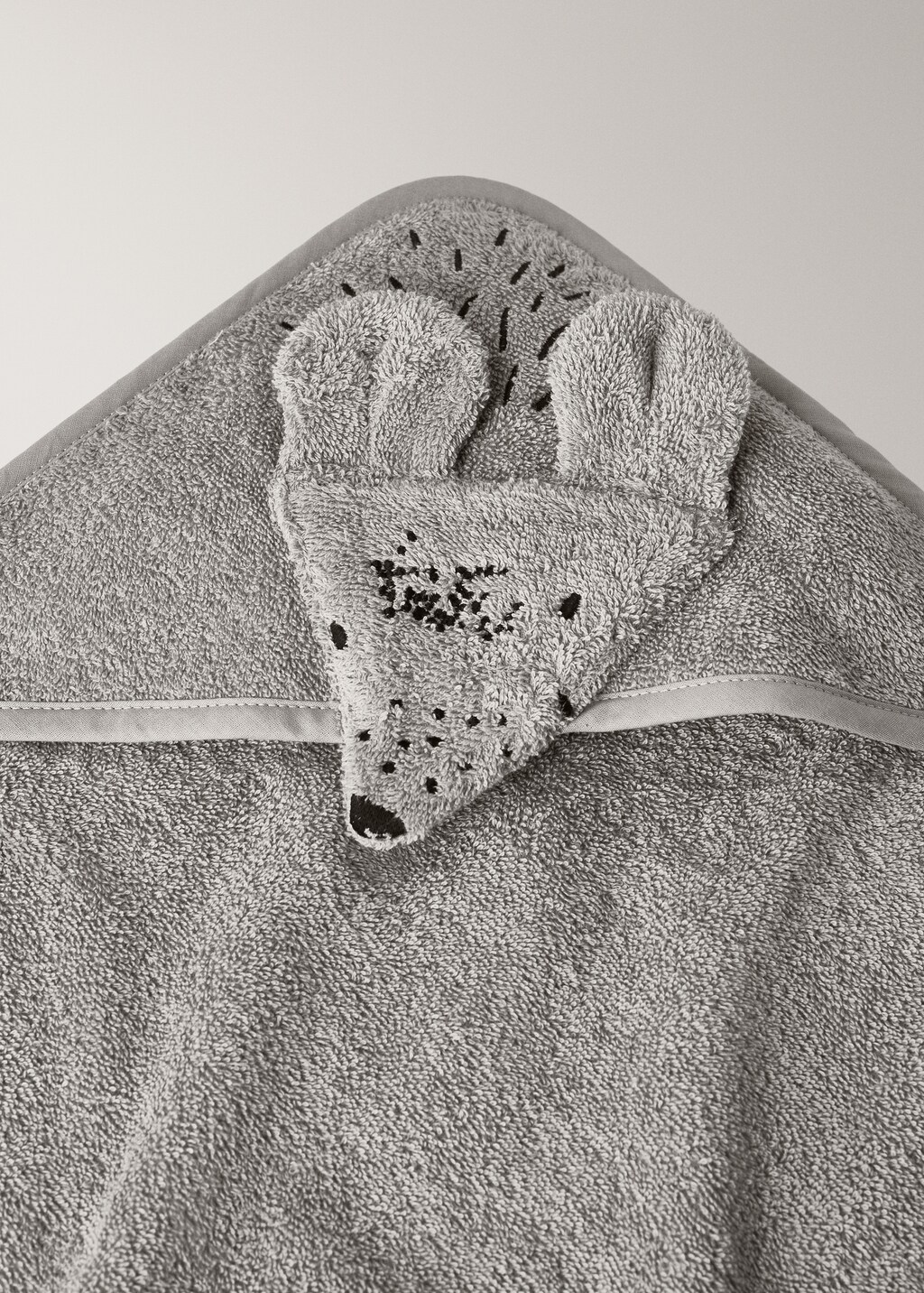 Children's bath towel with detail