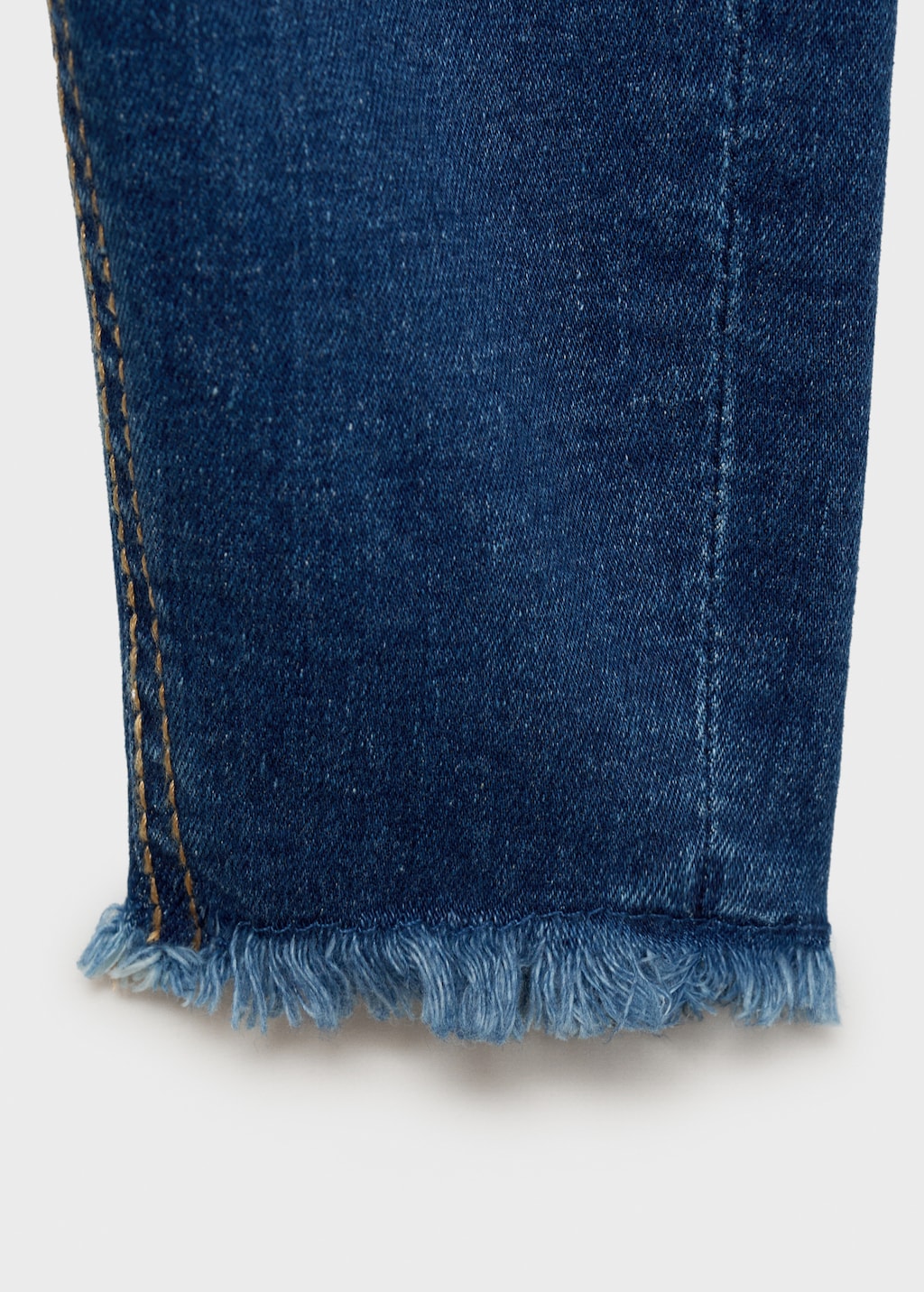 Skinny jeans with frayed hem