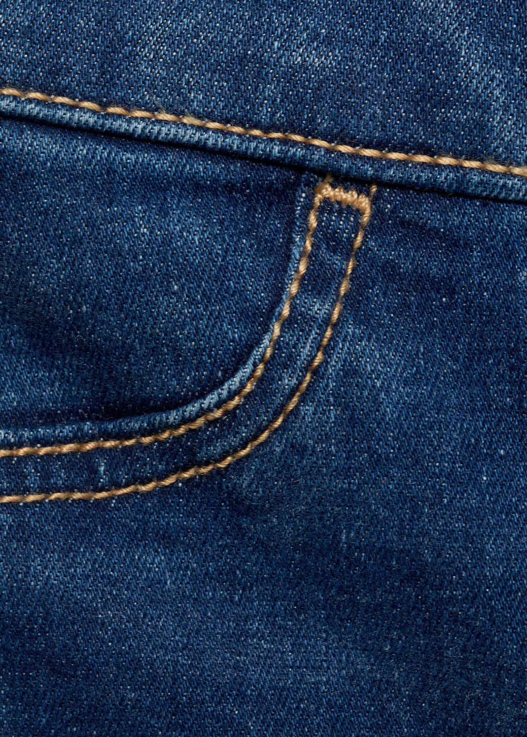 Skinny jeans with frayed hem