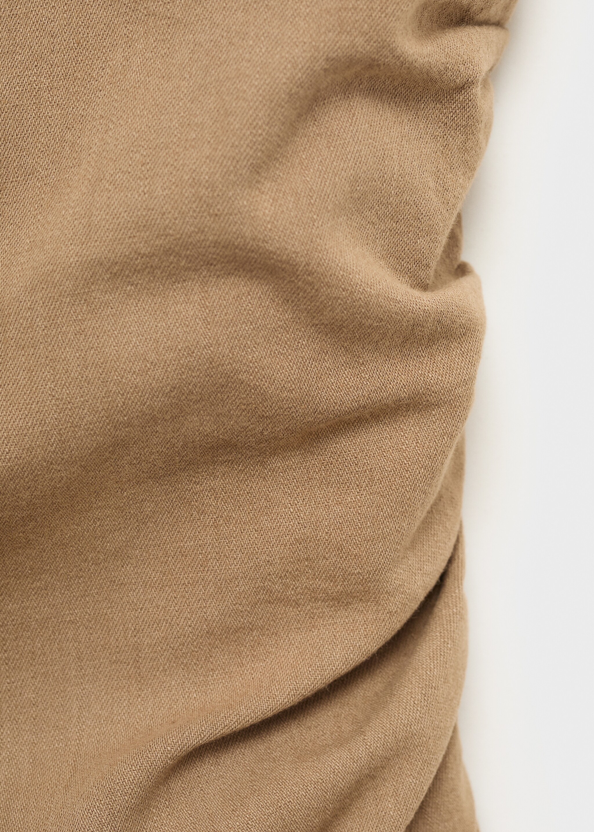 توب بظهر متقاطع بطيات - تفاصيل المنتج 8, رملي. Ref: 17022908-00.