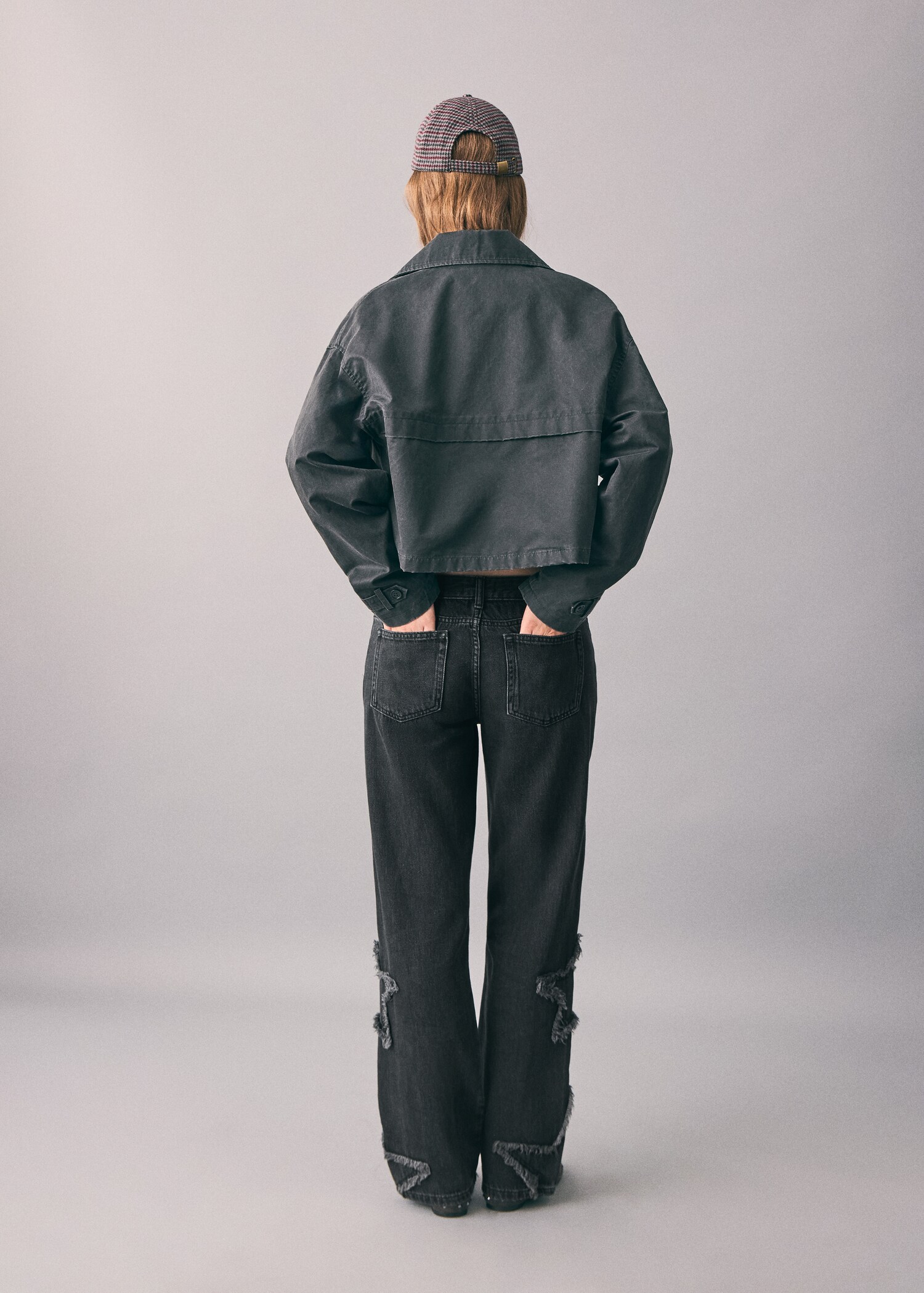 Gerade geschnittene Jeans mit Sternenstickerei - Rückseite des Artikels