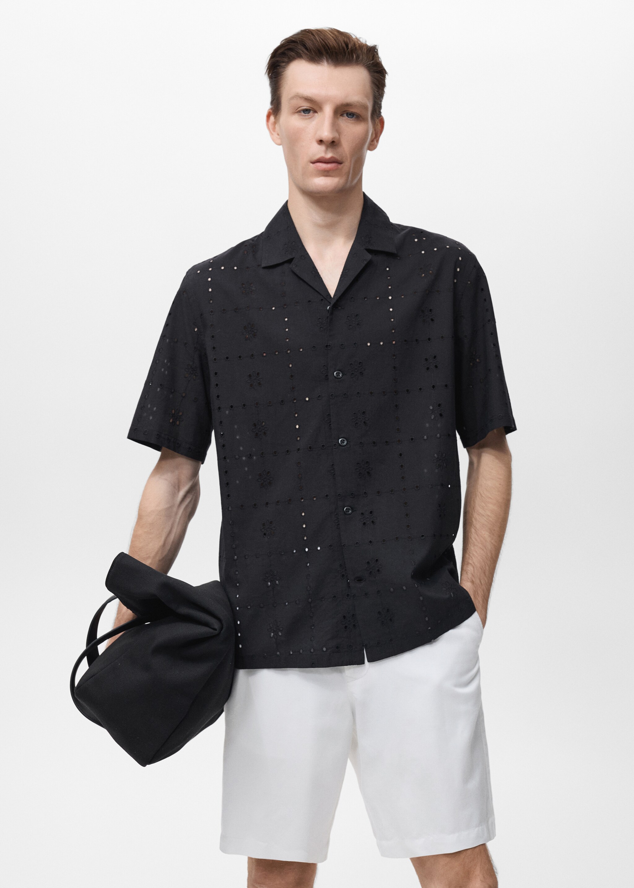 Camisa com bordados recortados - Plano médio