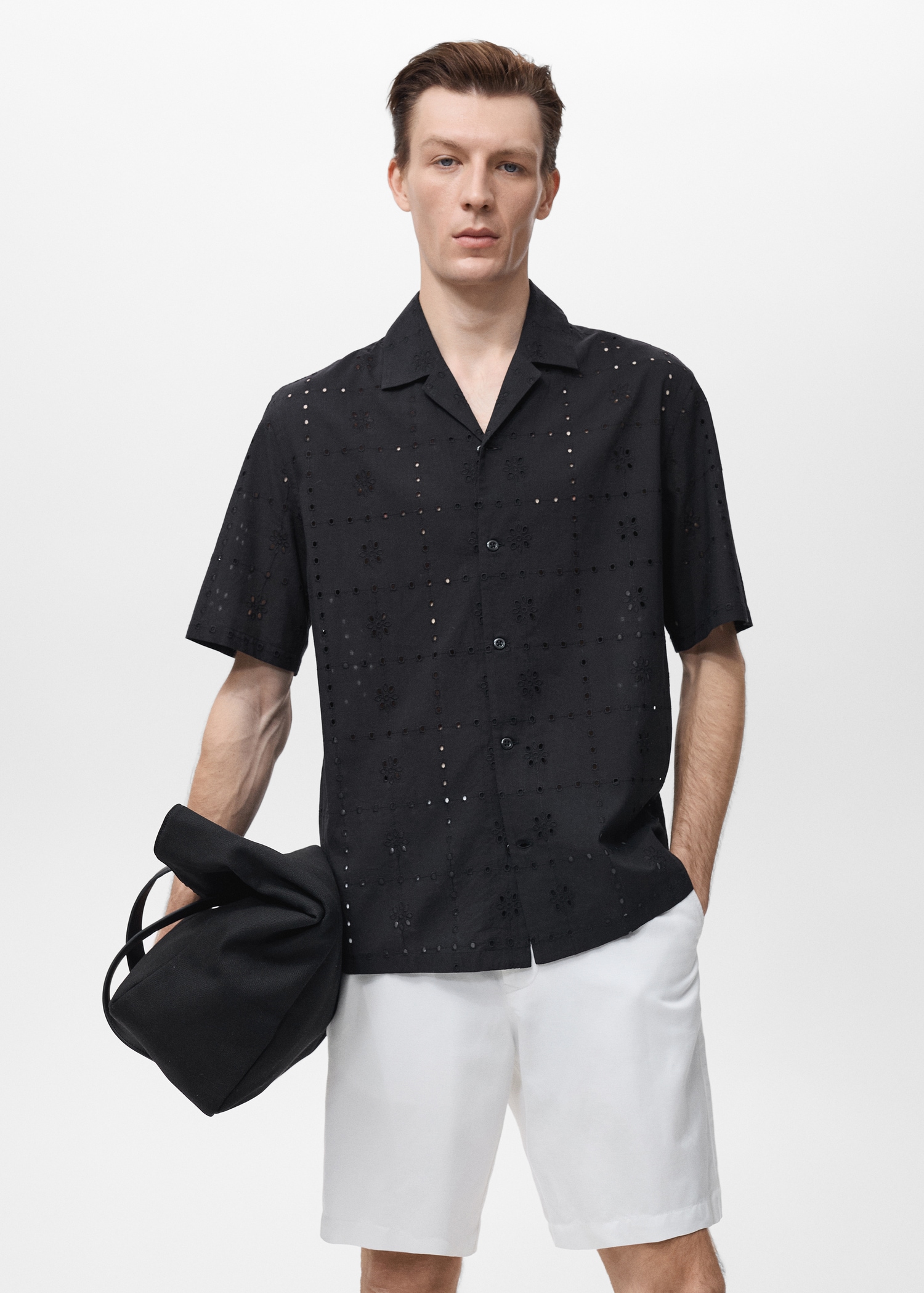 Camisa com bordados recortados - Plano médio