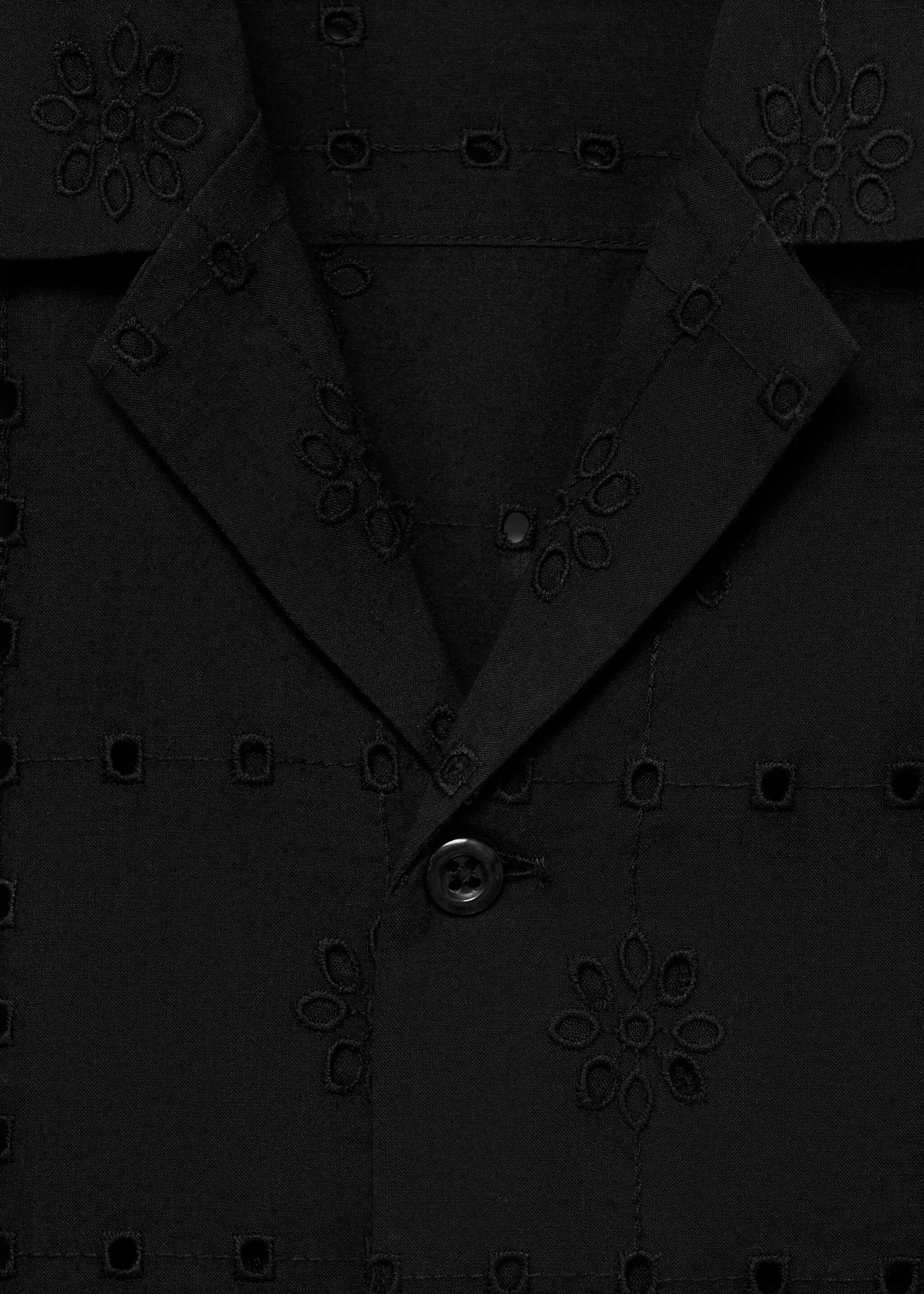 Camisa com bordados recortados - Pormenor do artigo 8