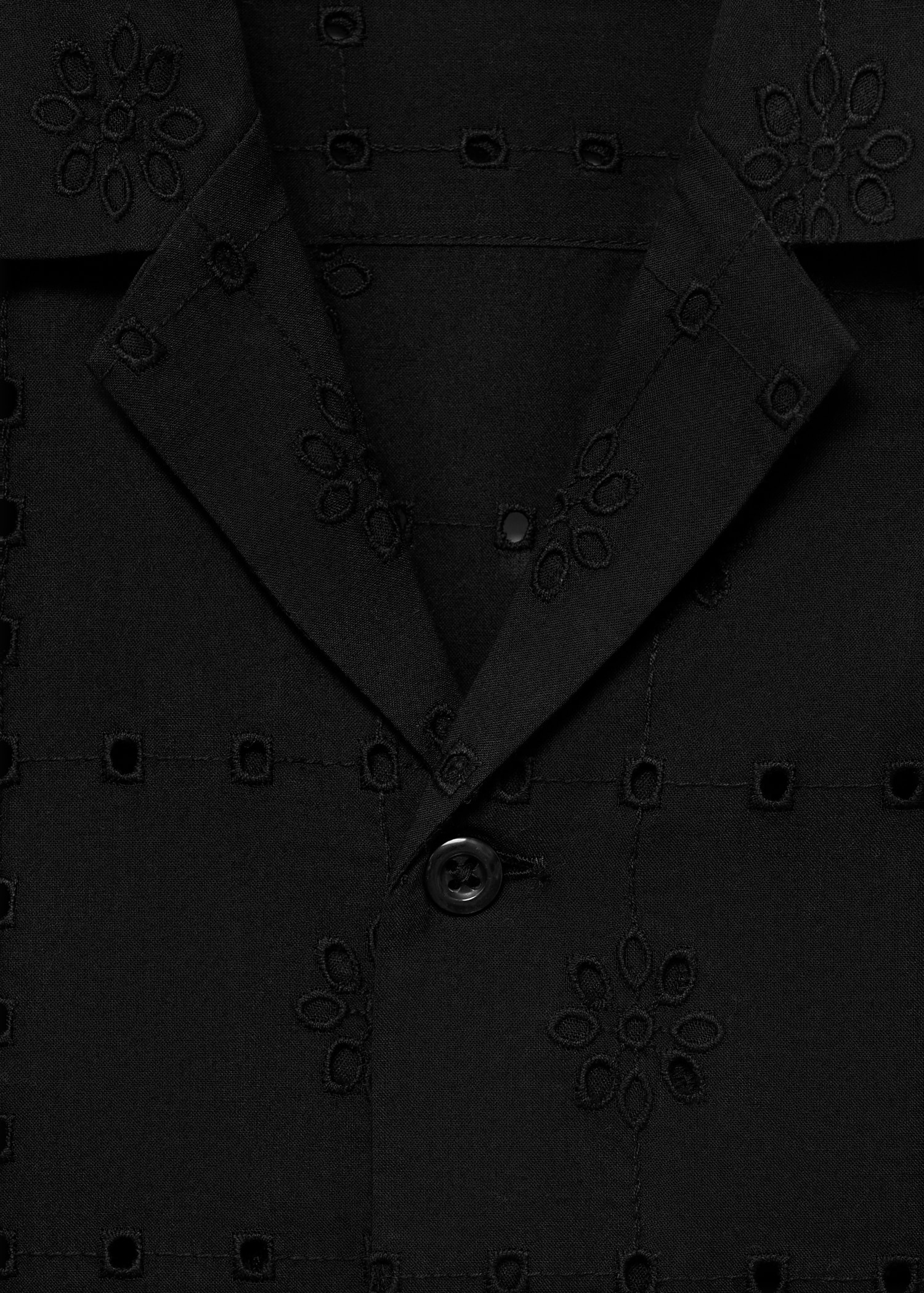 Camisa com bordados recortados - Pormenor do artigo 8