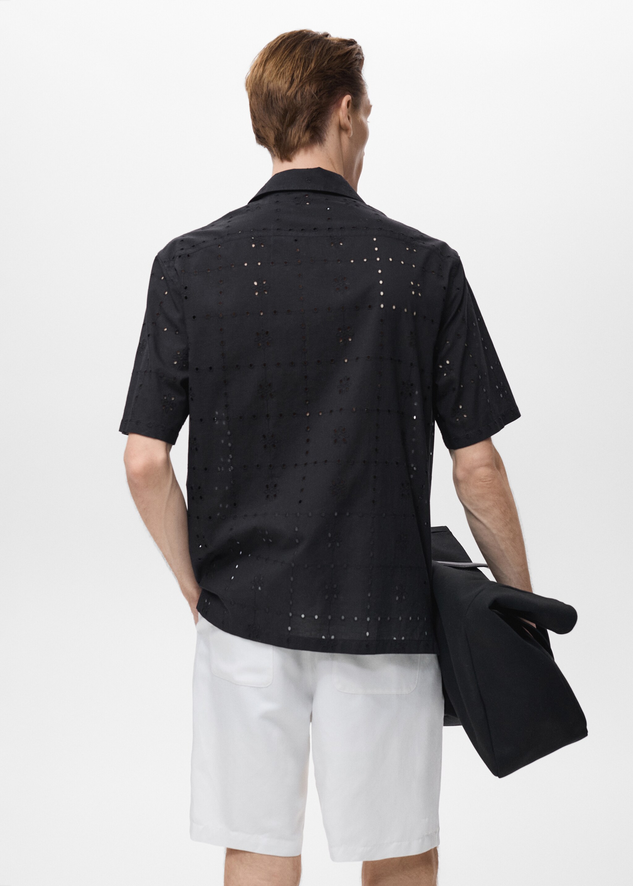 Camisa com bordados recortados - Verso do artigo