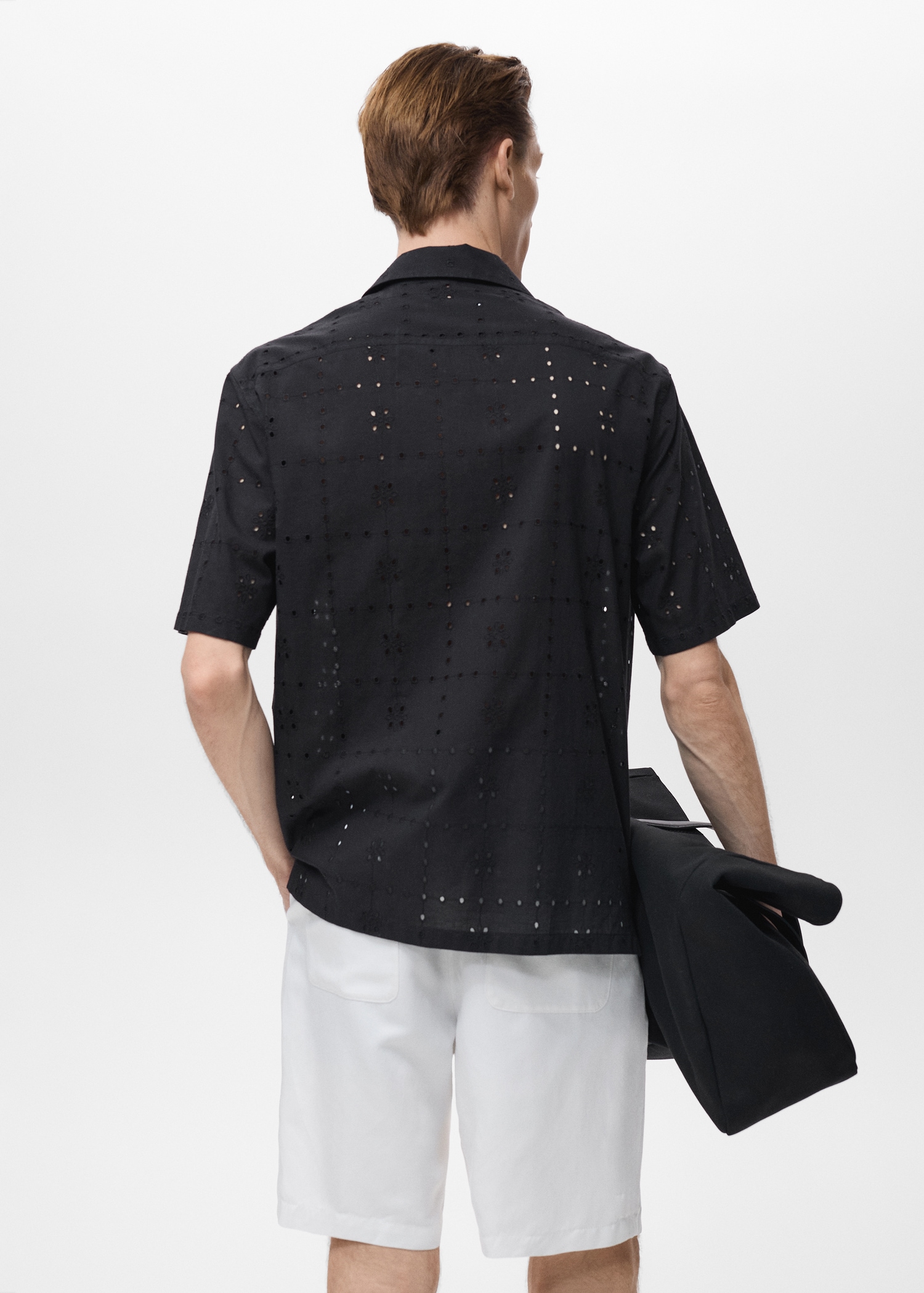Camisa com bordados recortados - Verso do artigo