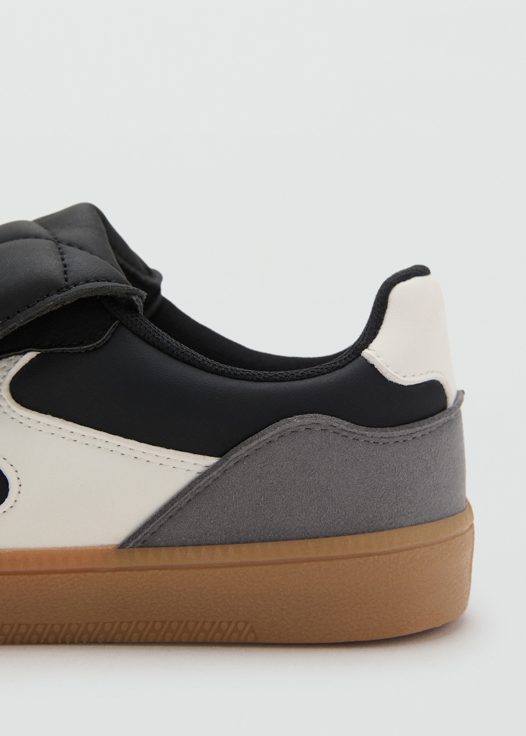 Sneakers with folded tongue