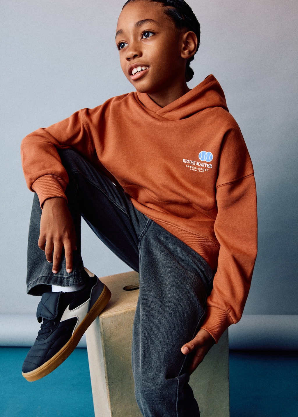 Sneakers with folded tongue