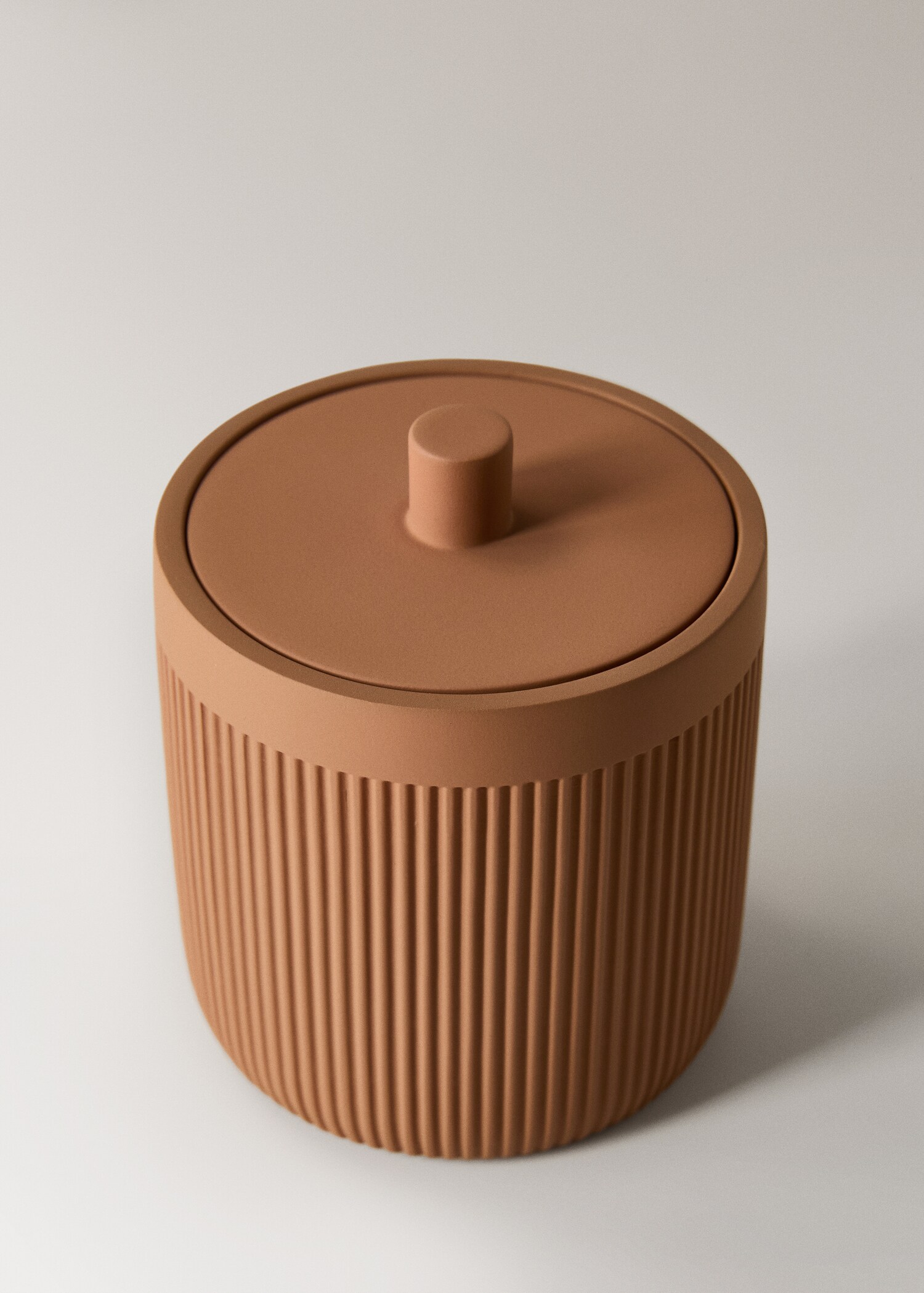 Resin bathroom jar with lid - Details of the article 1
