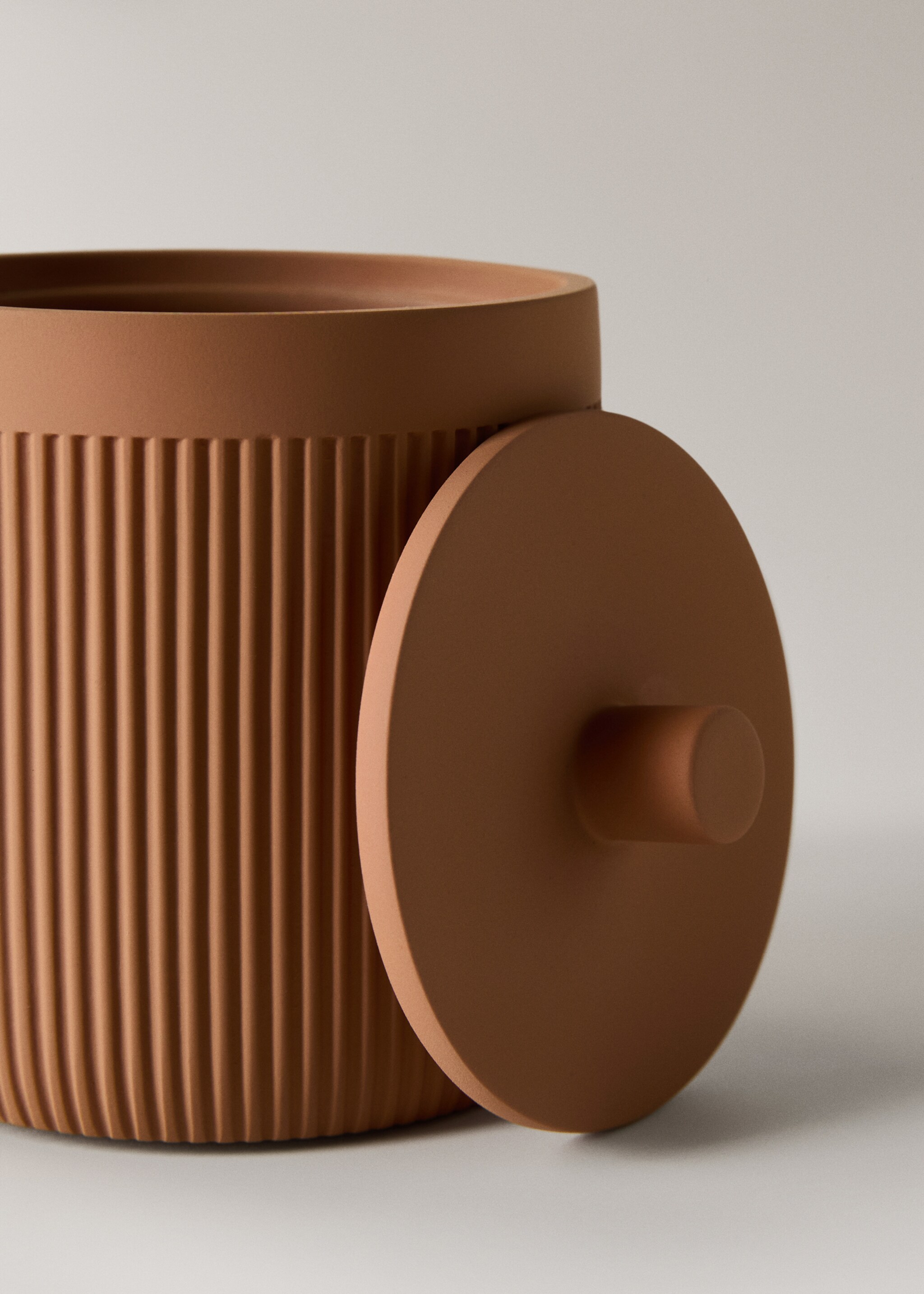 Resin bathroom jar with lid - Details of the article 2, Medium Brown. Ref: 17022923-00.